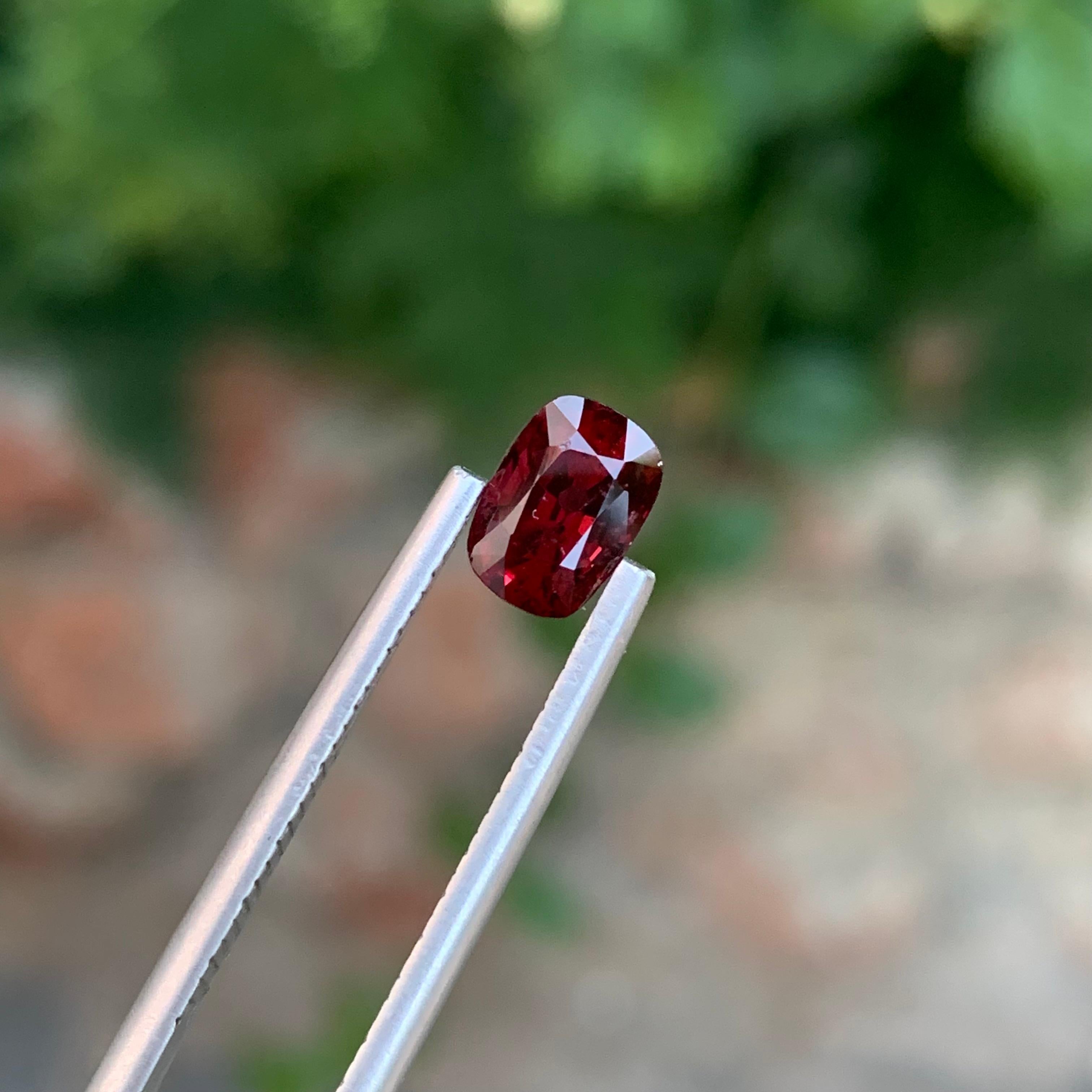 1.55 Carats Natural Loose Red Spinel Long Cushion Shape Gem For Jewellery (Spinelle rouge en vrac en forme de coussin) Unisexe en vente