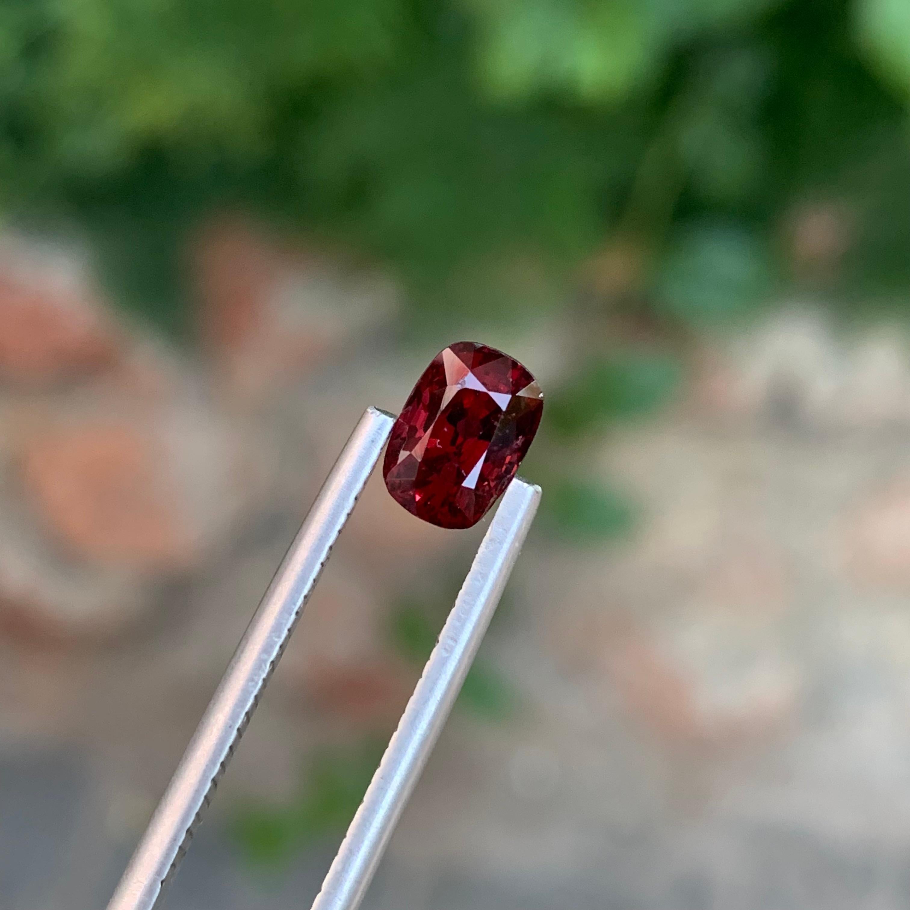 1.55 Carats Natural Loose Red Spinel Long Cushion Shape Gem For Jewellery (Spinelle rouge en vrac en forme de coussin) en vente 1