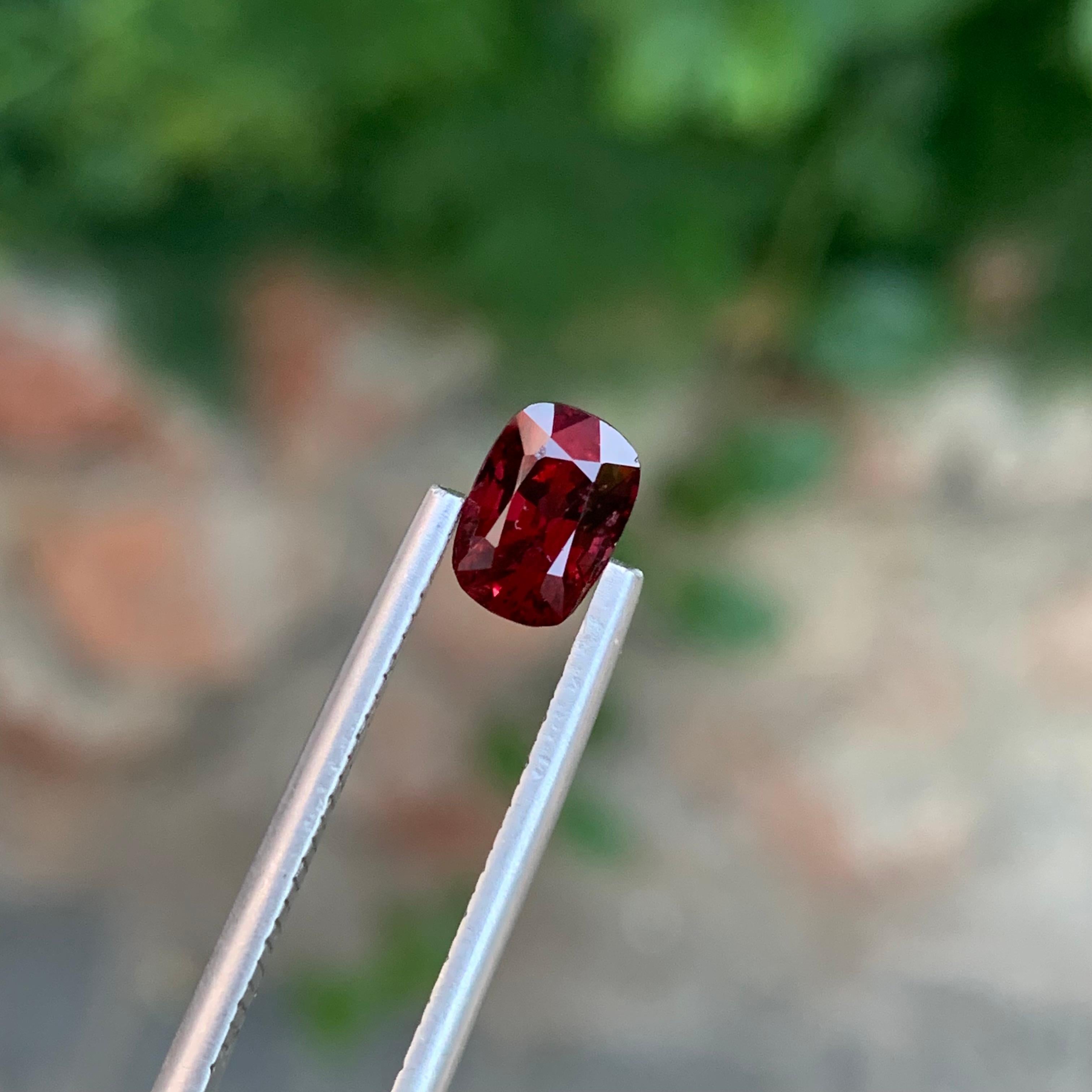 1.55 Carats Natural Loose Red Spinel Long Cushion Shape Gem For Jewellery (Spinelle rouge en vrac en forme de coussin) en vente 2