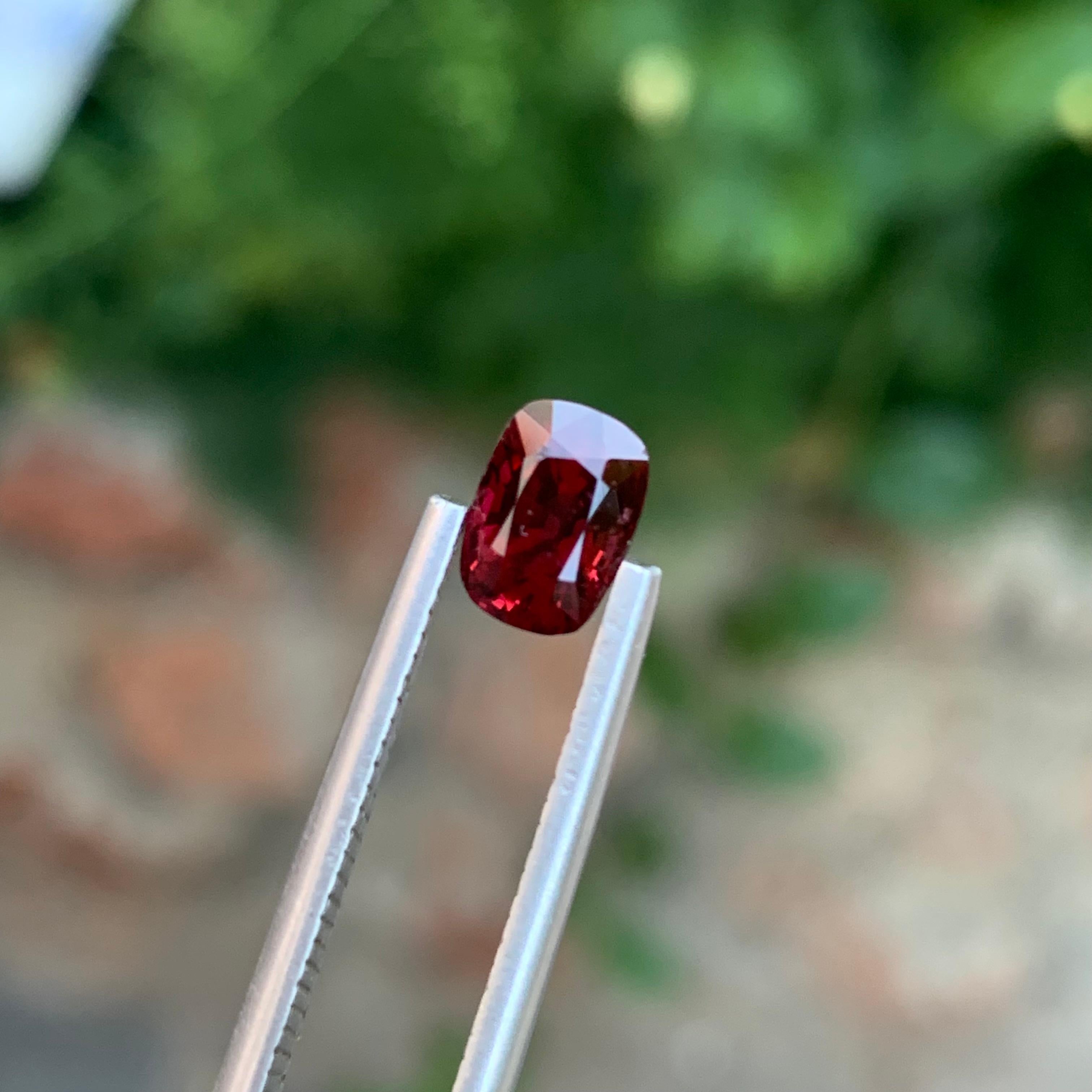 1.55 Carats Natural Loose Red Spinel Long Cushion Shape Gem For Jewellery (Spinelle rouge en vrac en forme de coussin) en vente 3