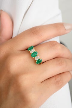 Alliance en or jaune massif 18 carats avec diamant émeraude ovale de 1,55 carat