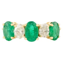 Alliance en or jaune massif 18 carats avec diamant émeraude ovale de 1,55 carat