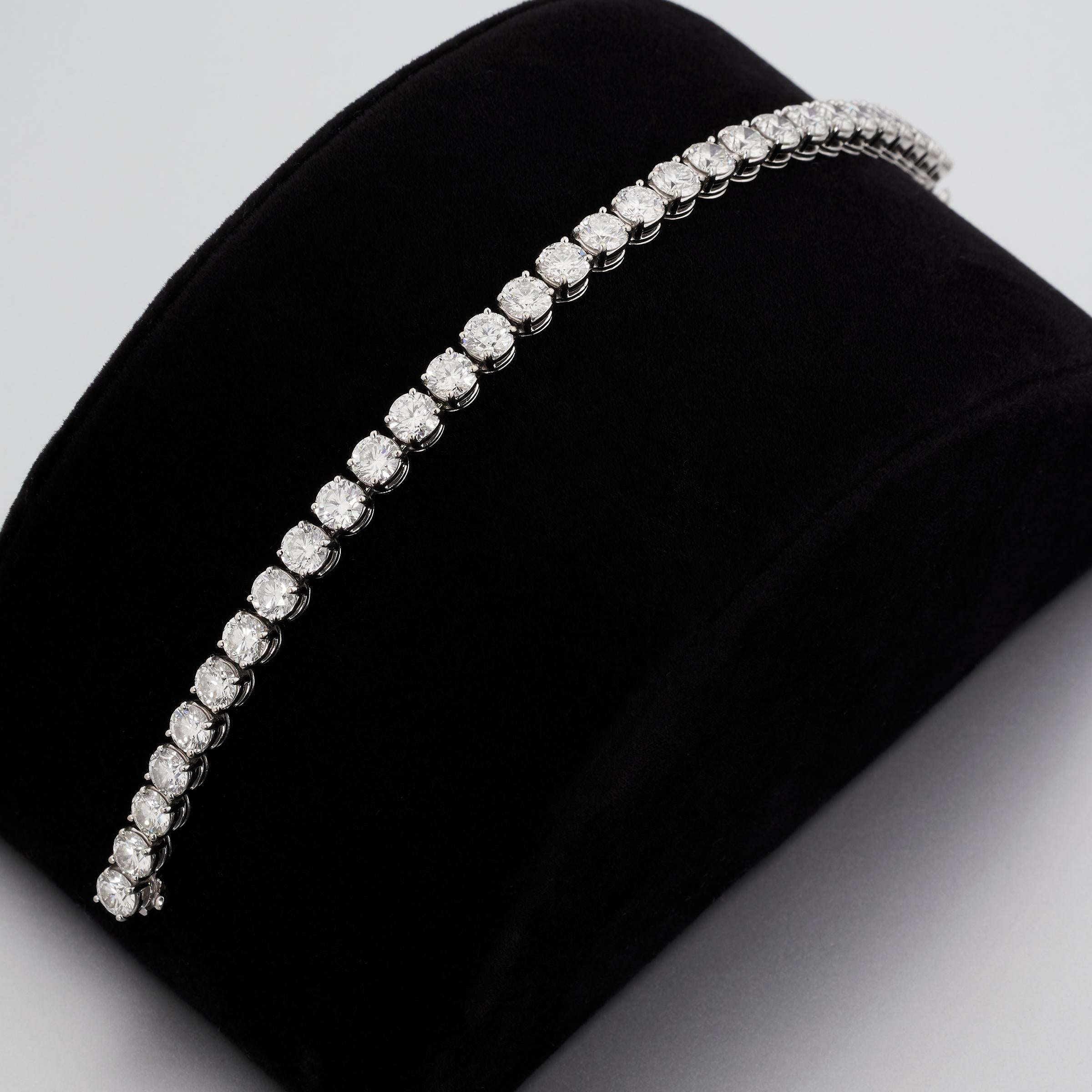 Exceptionnel bracelet de tennis en diamant serti de 30 diamants ronds naturels de taille brillant totalisant 15,5 carats et serti dans de l'or blanc 18 carats lumineux. Chaque diamant est d'au moins 0,5 carat (50+ points), de couleur G à H et de