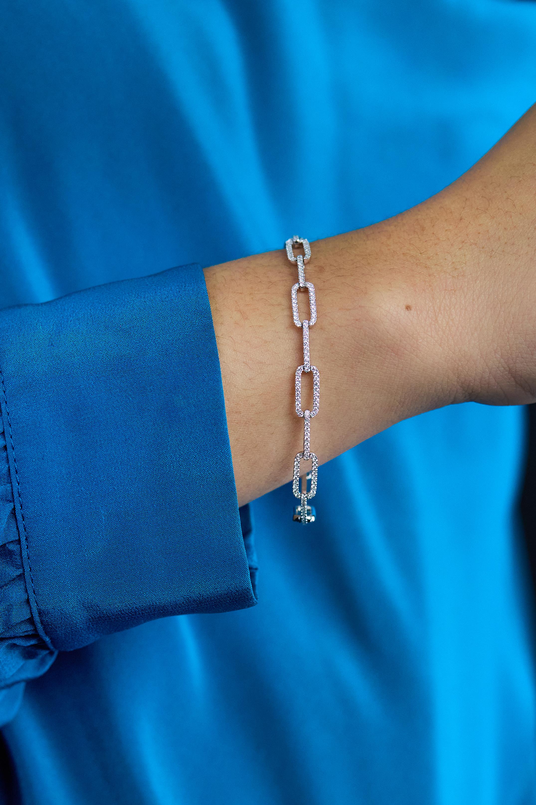 Modern Roman Malakov 1.55 Carat Total Round Cut Diamond Fashion Link Bracelet For Sale