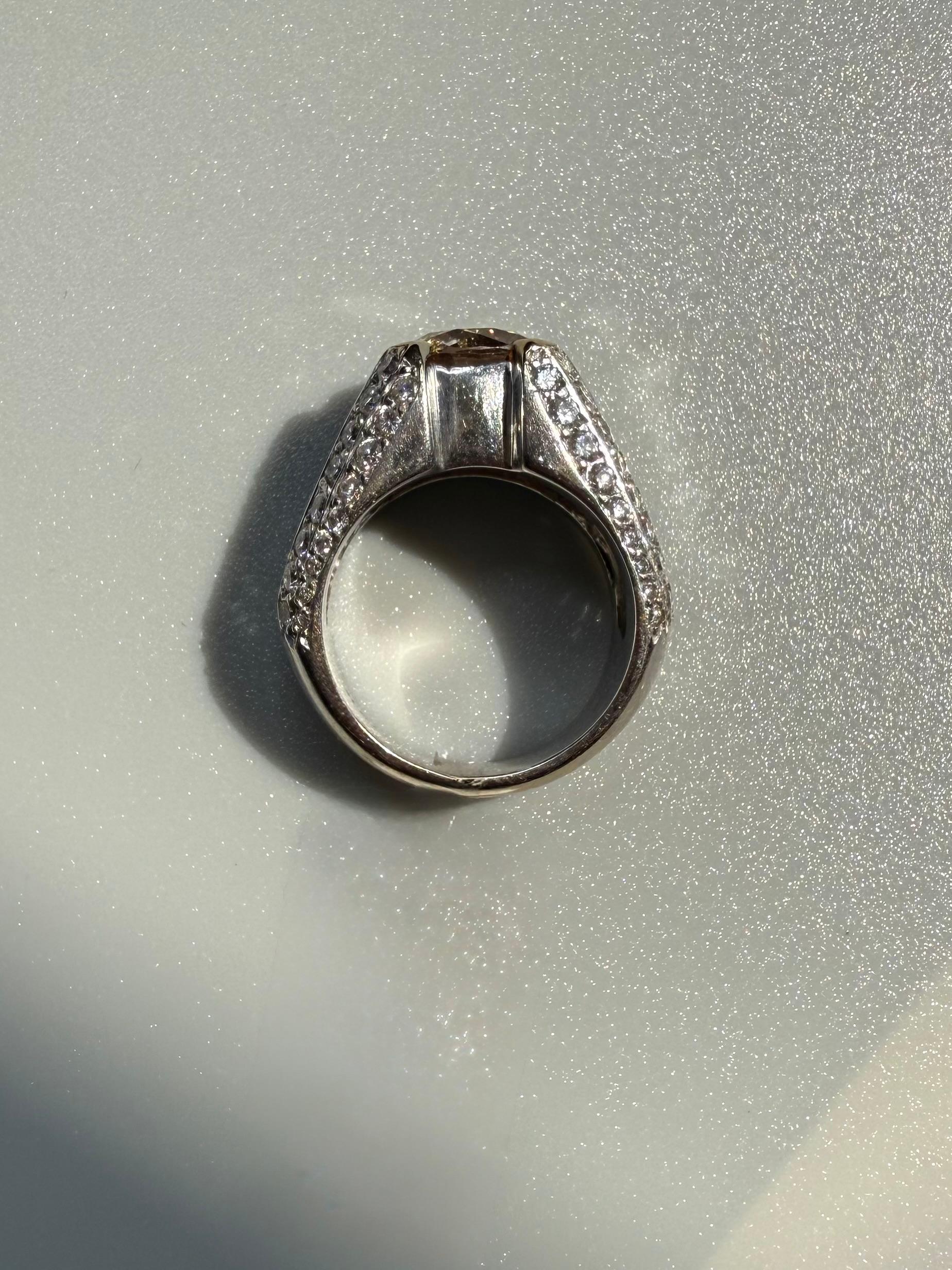 Taglio rotondo Anello moderno con diamante marrone Fancy da 1,55 carati in vendita