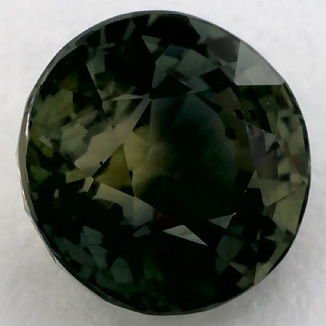 Questo zaffiro verde naturale offre eleganza e raffinatezza. Con la sua ricca saturazione del colore e il taglio preciso, è il centro perfetto per un anello di fidanzamento o un design di gioielli di lusso.

Questo zaffiro proviene dallo Sri Lanka