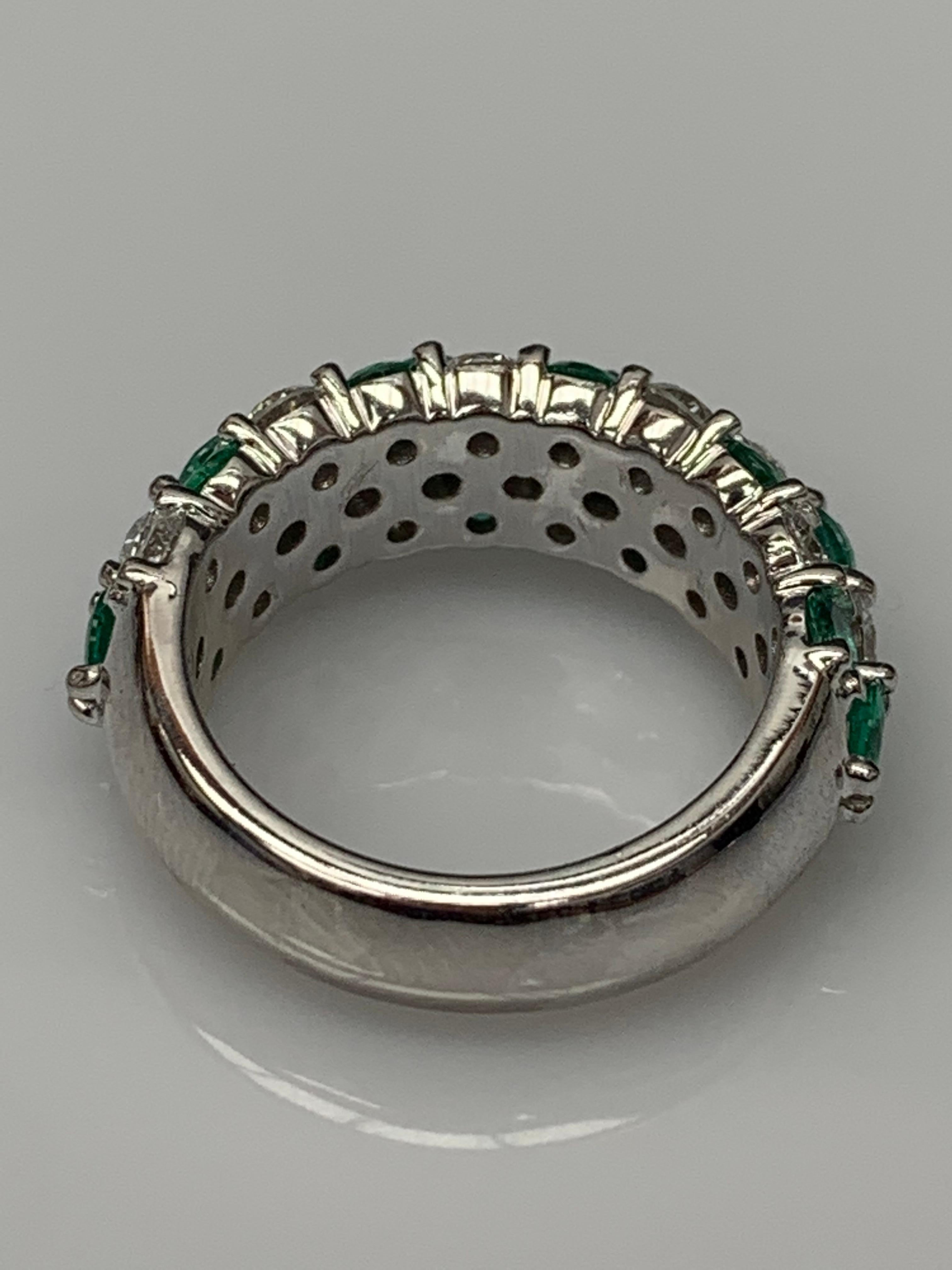 1,55 qt Esmeralda redonda y diamante Cúpula ZicZac Anillo de oro blanco de 18 quilates en venta 8