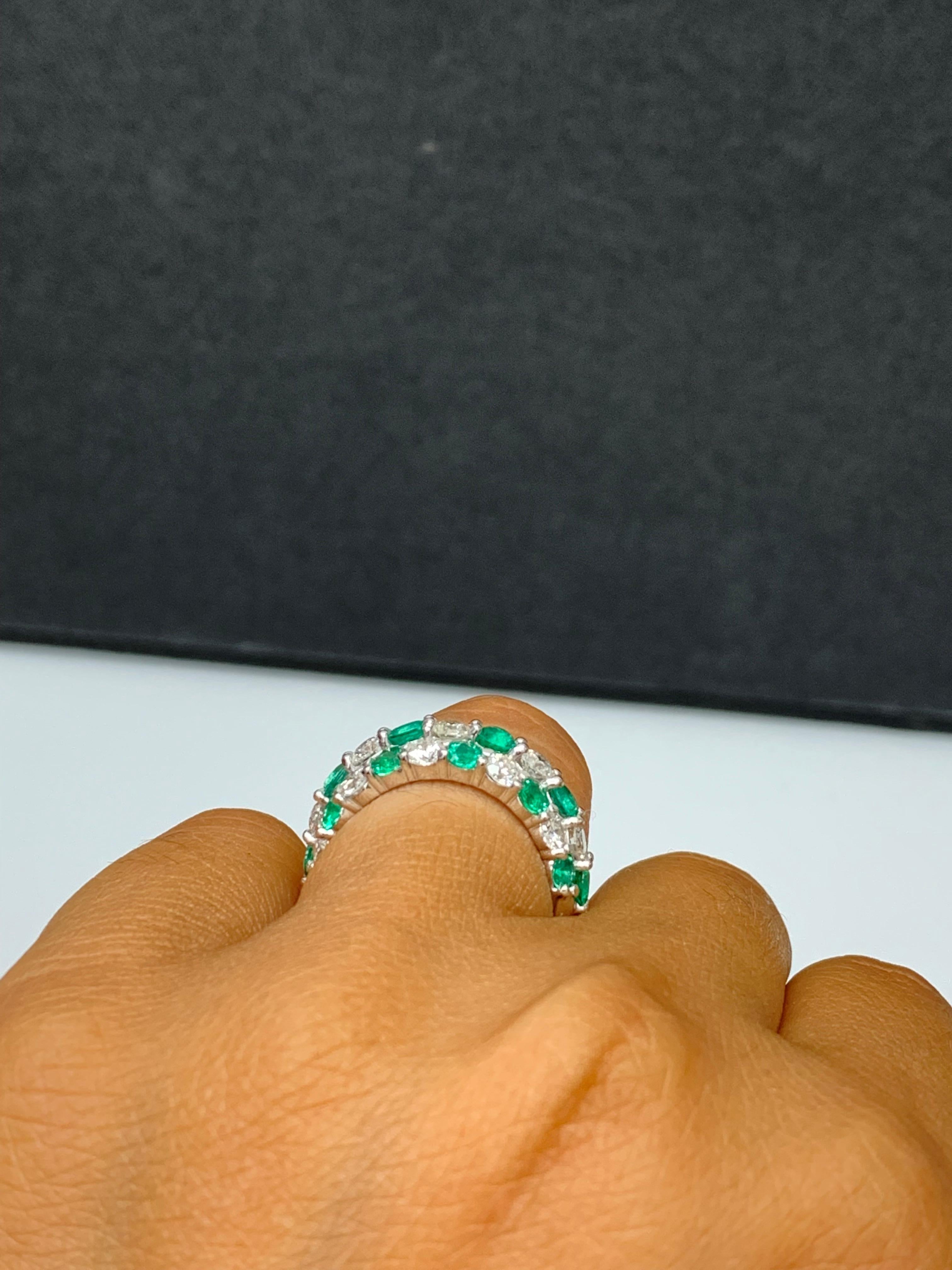 1,55 qt Esmeralda redonda y diamante Cúpula ZicZac Anillo de oro blanco de 18 quilates en venta 13