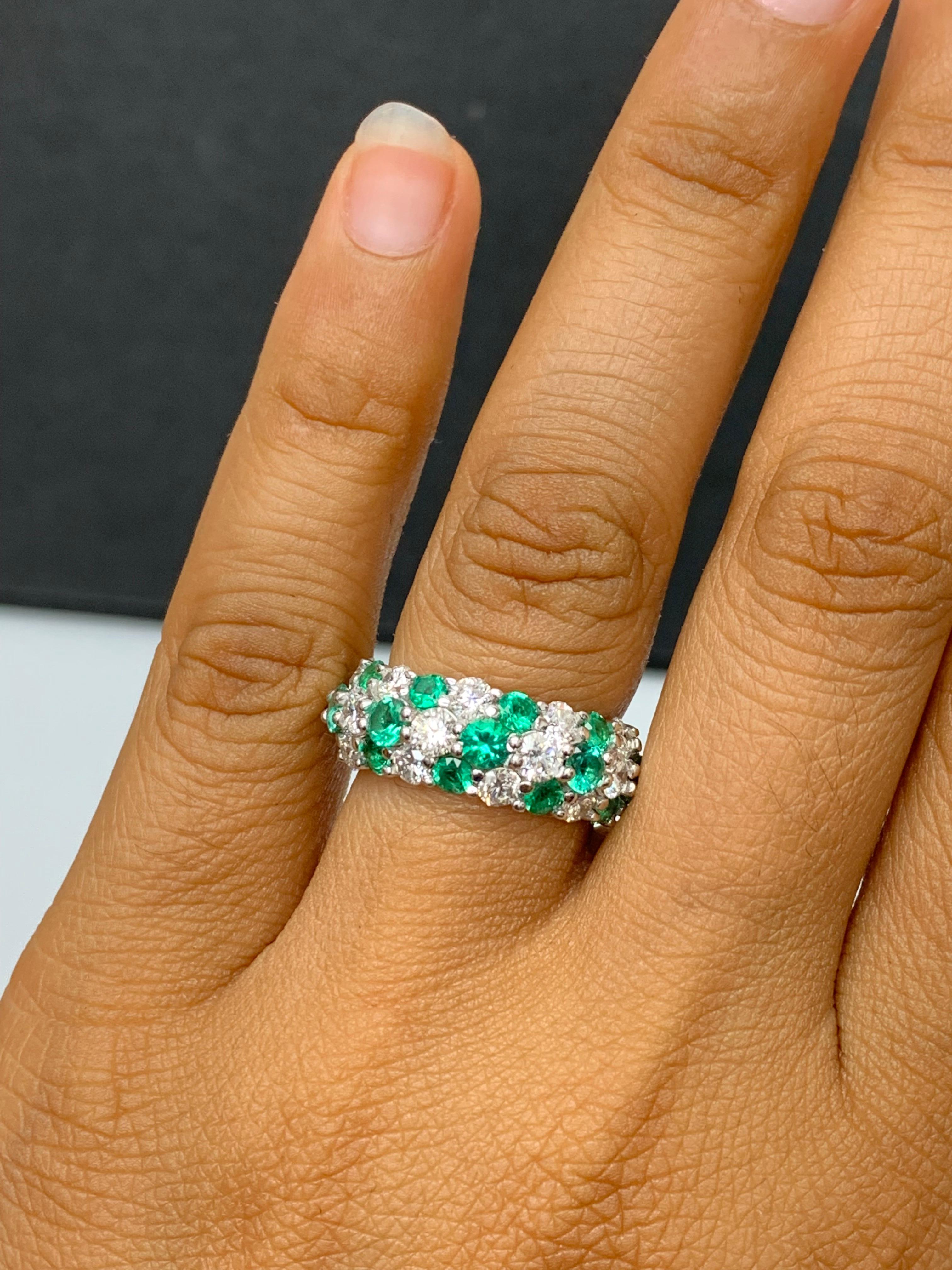 1,55 qt Esmeralda redonda y diamante Cúpula ZicZac Anillo de oro blanco de 18 quilates Moderno en venta