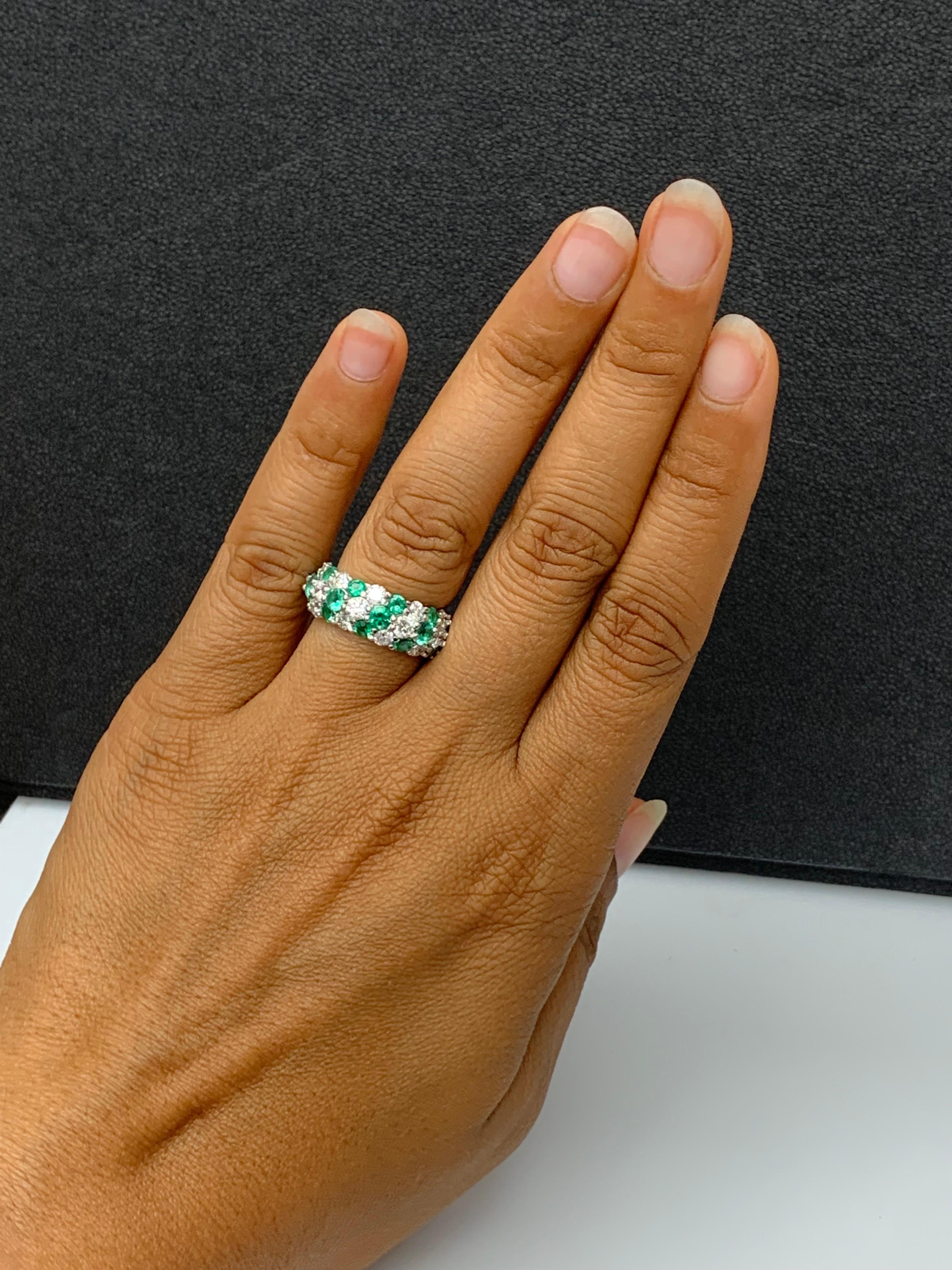 1,55 qt Esmeralda redonda y diamante Cúpula ZicZac Anillo de oro blanco de 18 quilates en Nuevo estado para la venta en NEW YORK, NY