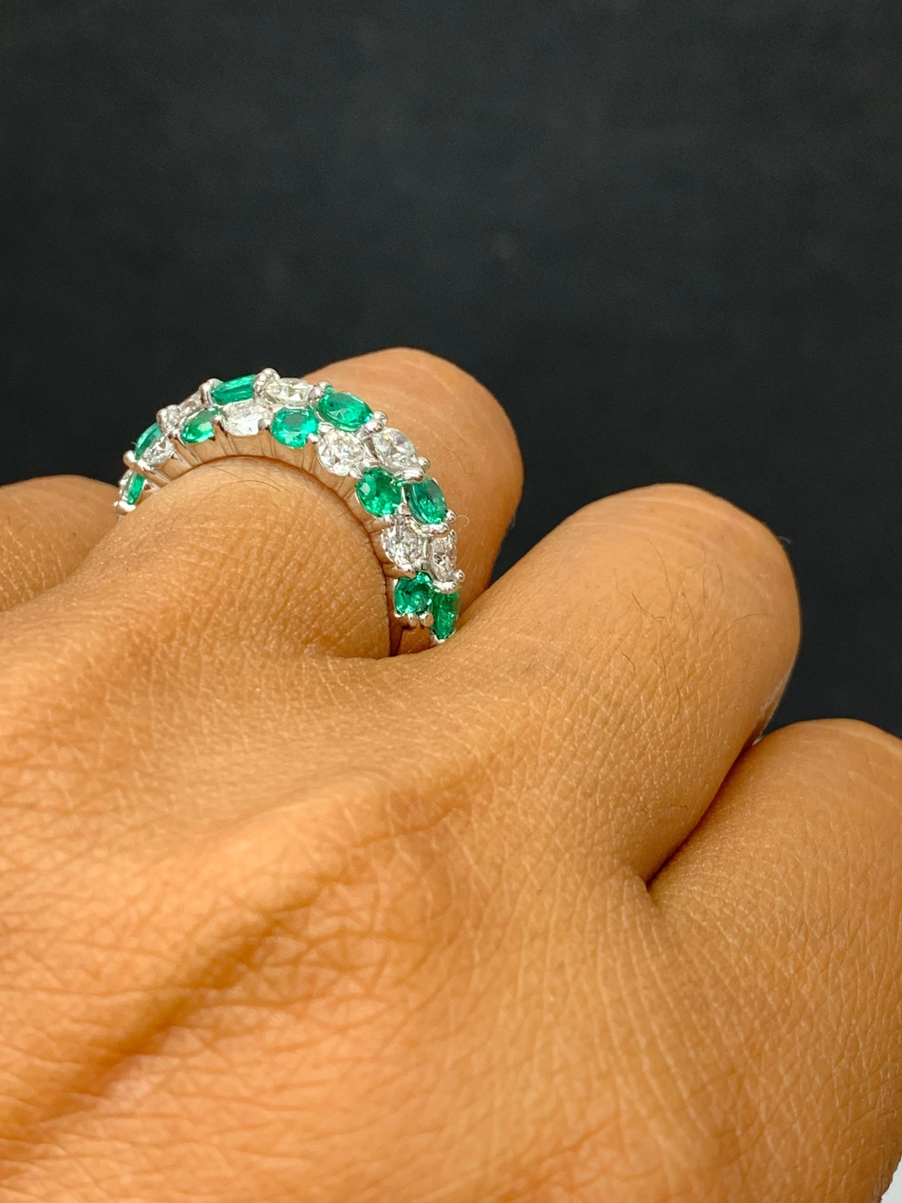 1,55 qt Esmeralda redonda y diamante Cúpula ZicZac Anillo de oro blanco de 18 quilates en venta 2