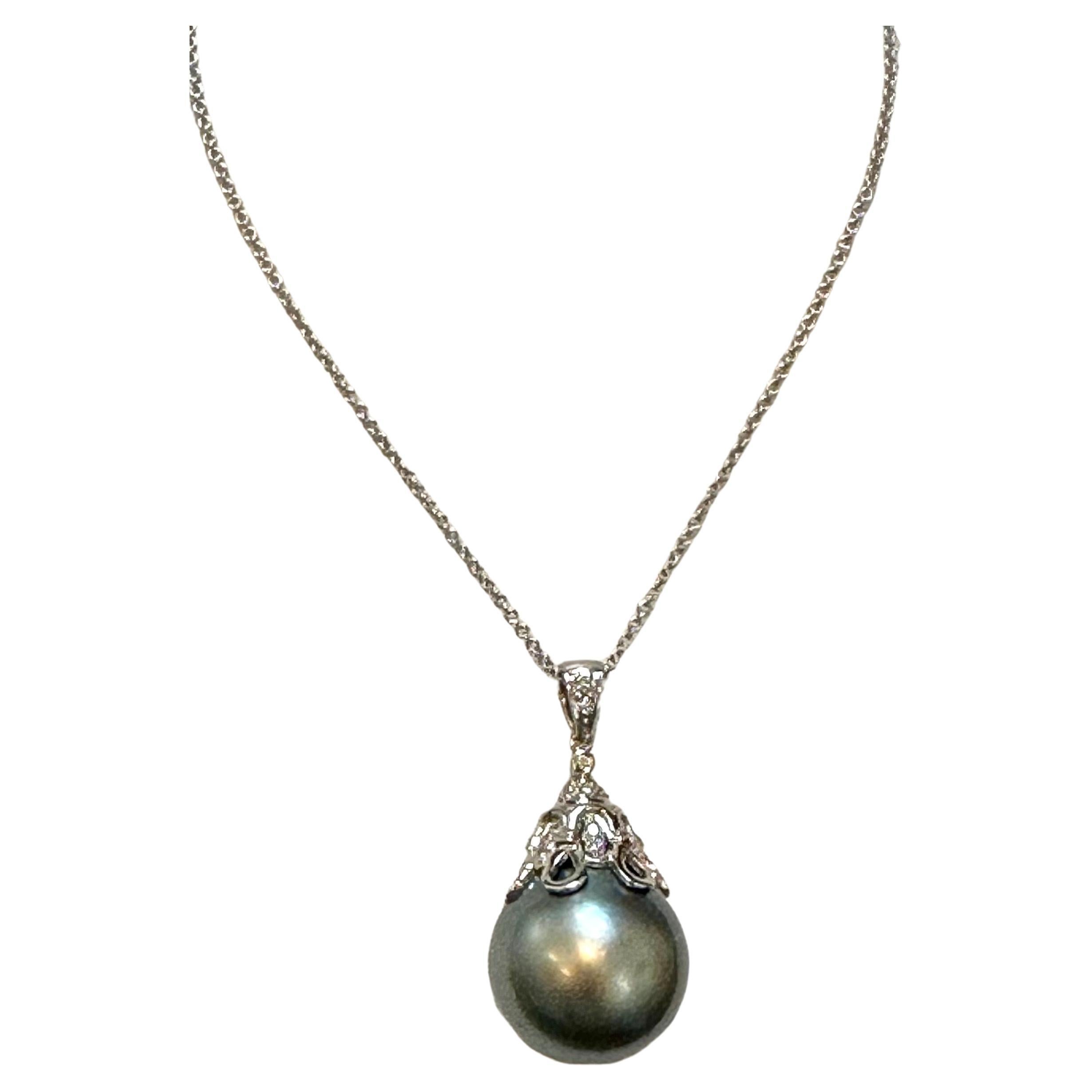 Women's 15.5 mm Black Round Tahitian Pearl & Diamond 18 Kt Gold  Pendant + Chain 14 KG For Sale
