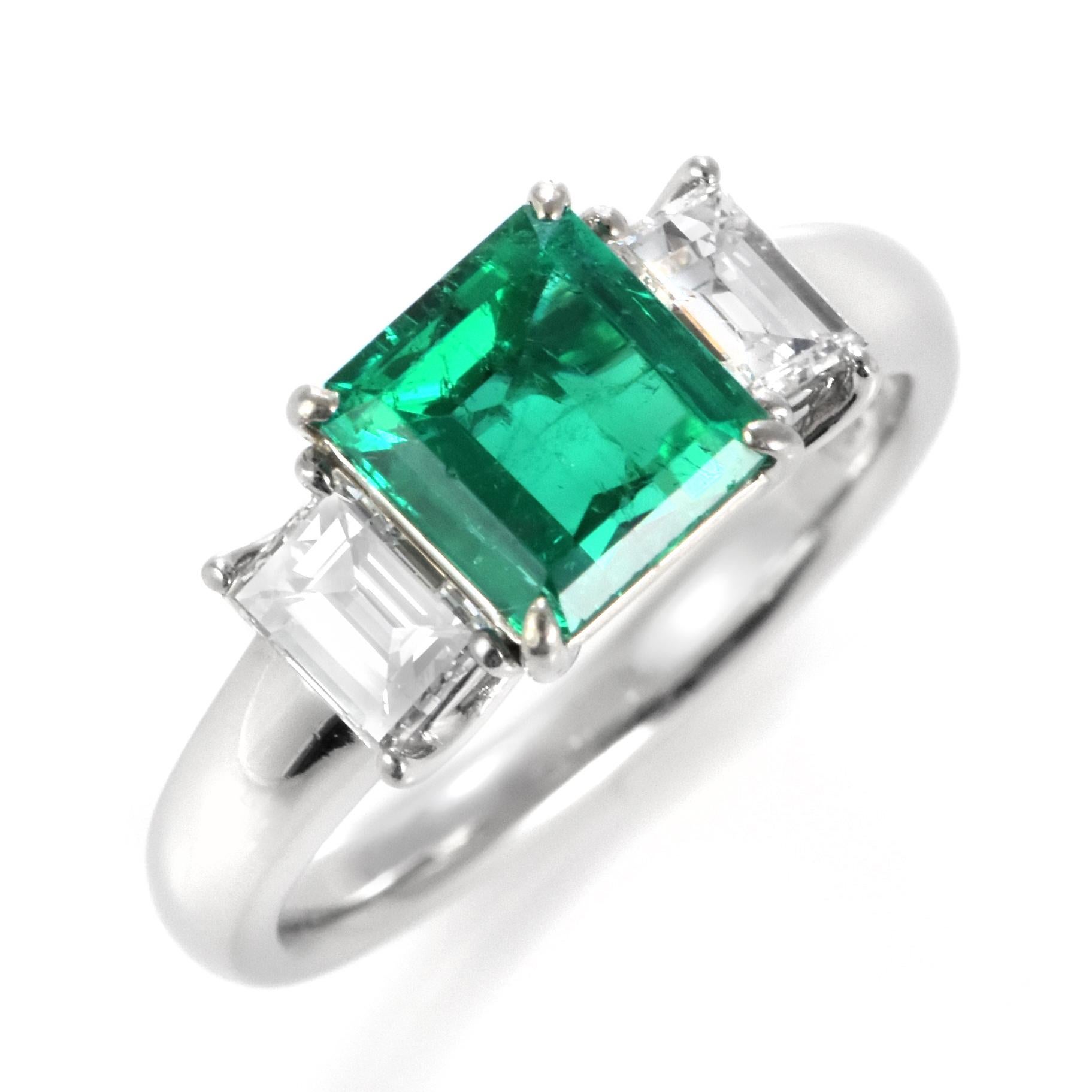 Impresionante anillo con una Esmeralda Colombiana Natural de 1,55 quilates y 0,87 quilates de Acentos de Diamante engastados en Platino. El verde de la esmeralda se admira desde hace miles de años. Las esmeraldas siempre se han asociado con los