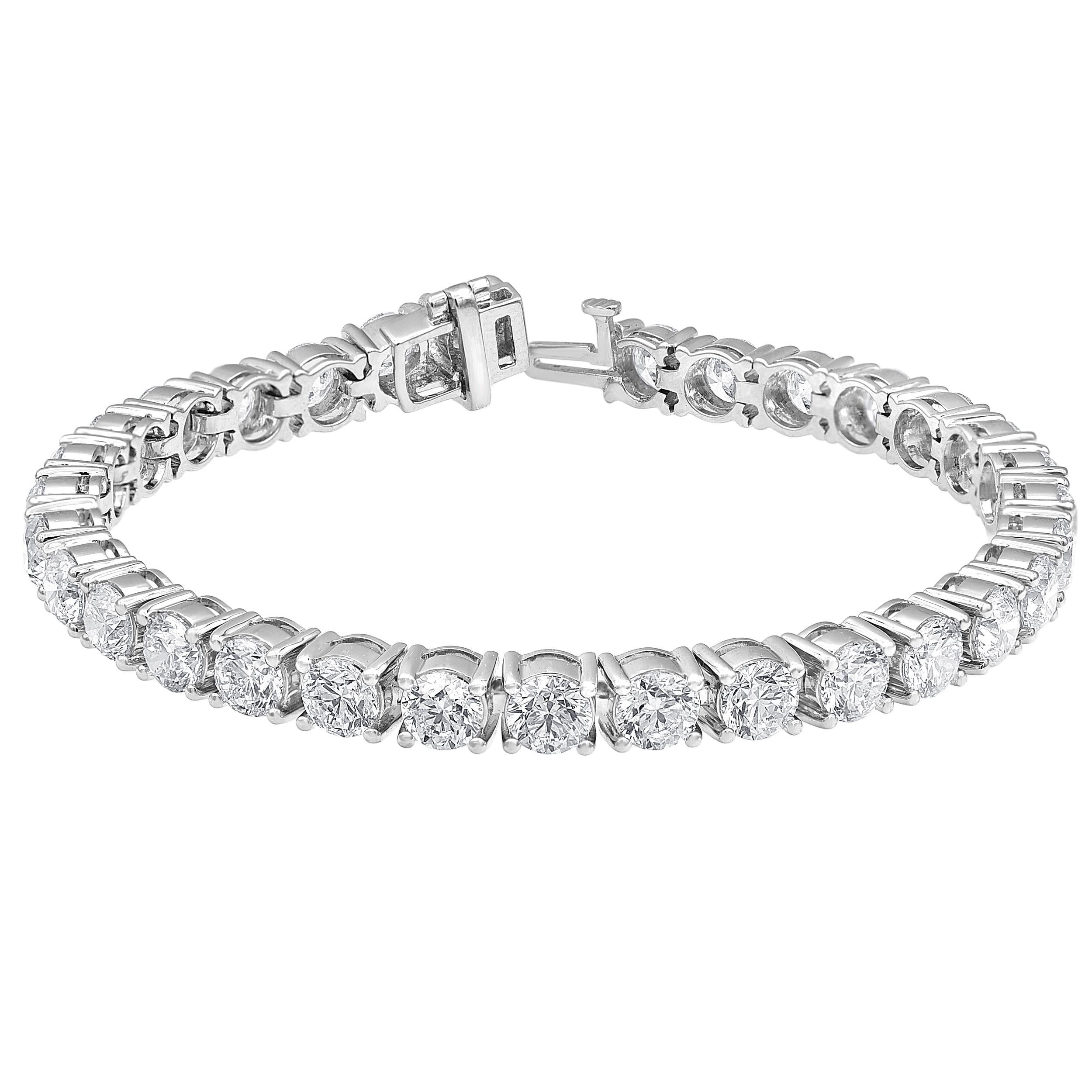 Vous admirerez le style classique et intemporel de ce superbe bracelet tennis en diamants. Réalisé en or blanc 14 carats, ce look met en valeur une rangée de diamants éblouissants de 1,50 ct. chacun. Exquis avec 15,50 cts de diamants et un brillant