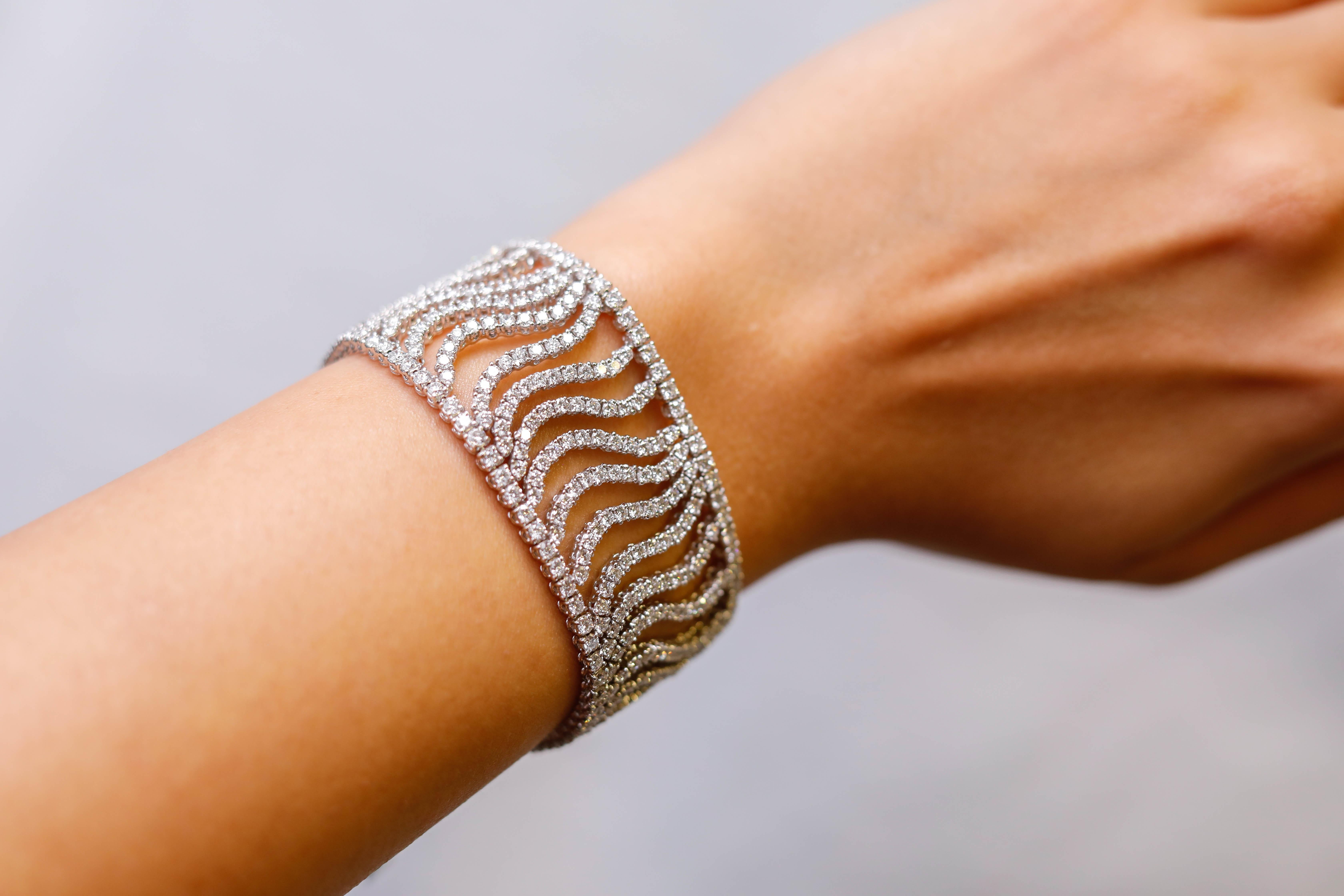 15.50 Carat Diamond 18 Karat White Gold Bracelet Designer Fine Jewelry By Zydo

Created by Zydo, this bracelet will be a sophisticated addition to your evening. Polished to a brilliant shine, this bracelet features 15.5 TCW of high-quality