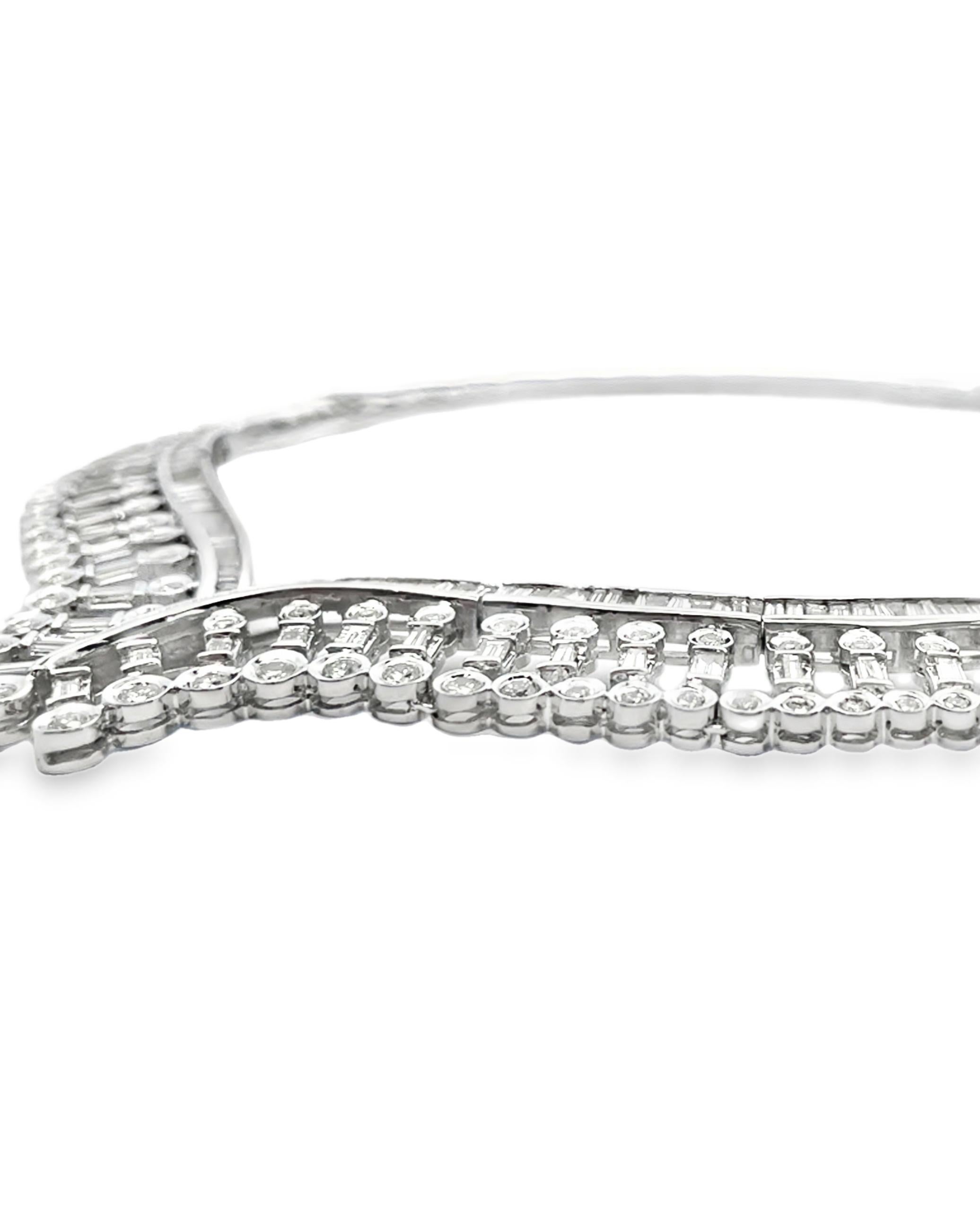 15.50 Carat Diamond Geometric Structured V-Shape Collar Necklace 18K White Gold In Excellent Condition For Sale In Old Tappan, NJ