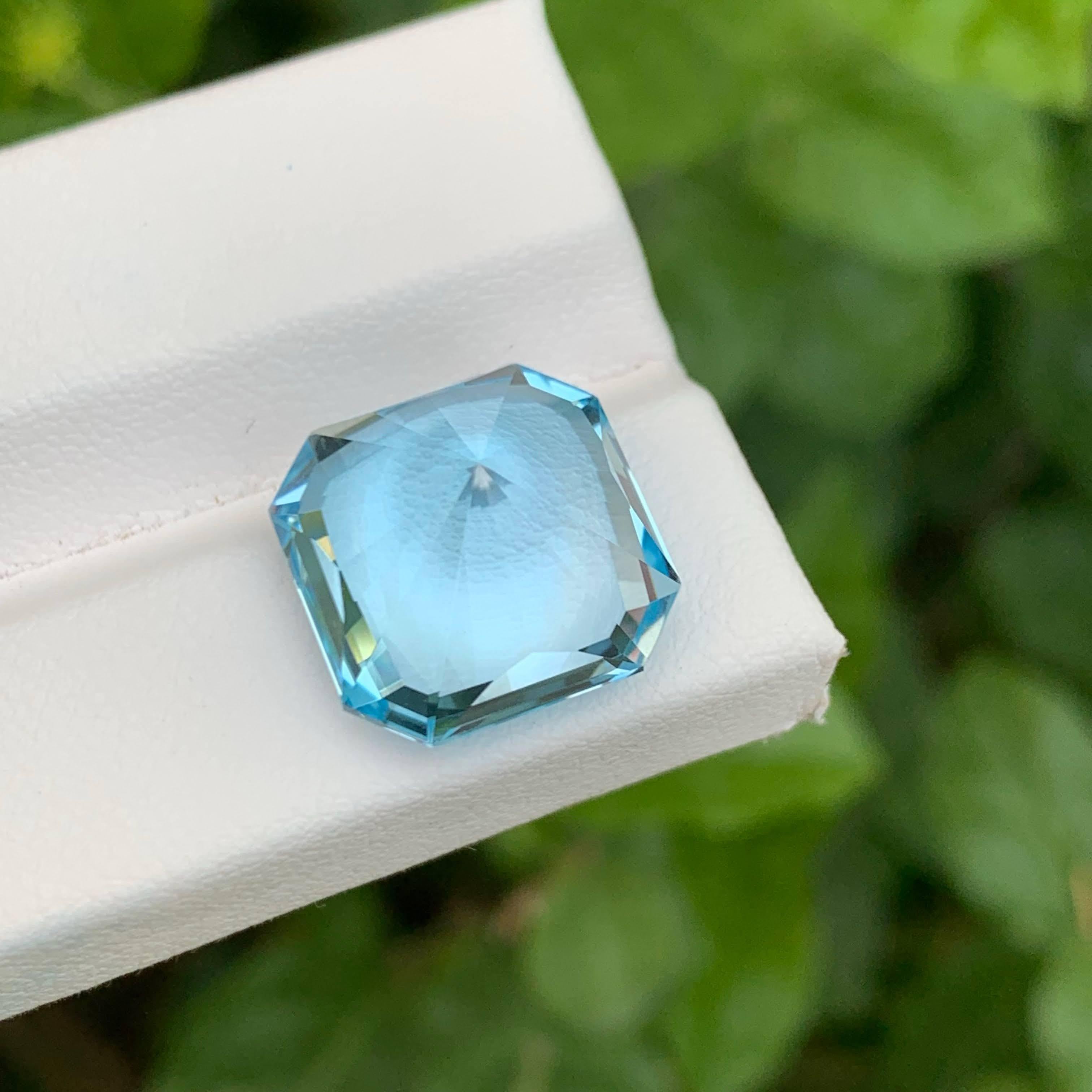 Moderno 15,50 carati di Topazio blu sfaccettato taglio Asscher Gemma africana naturale in vendita