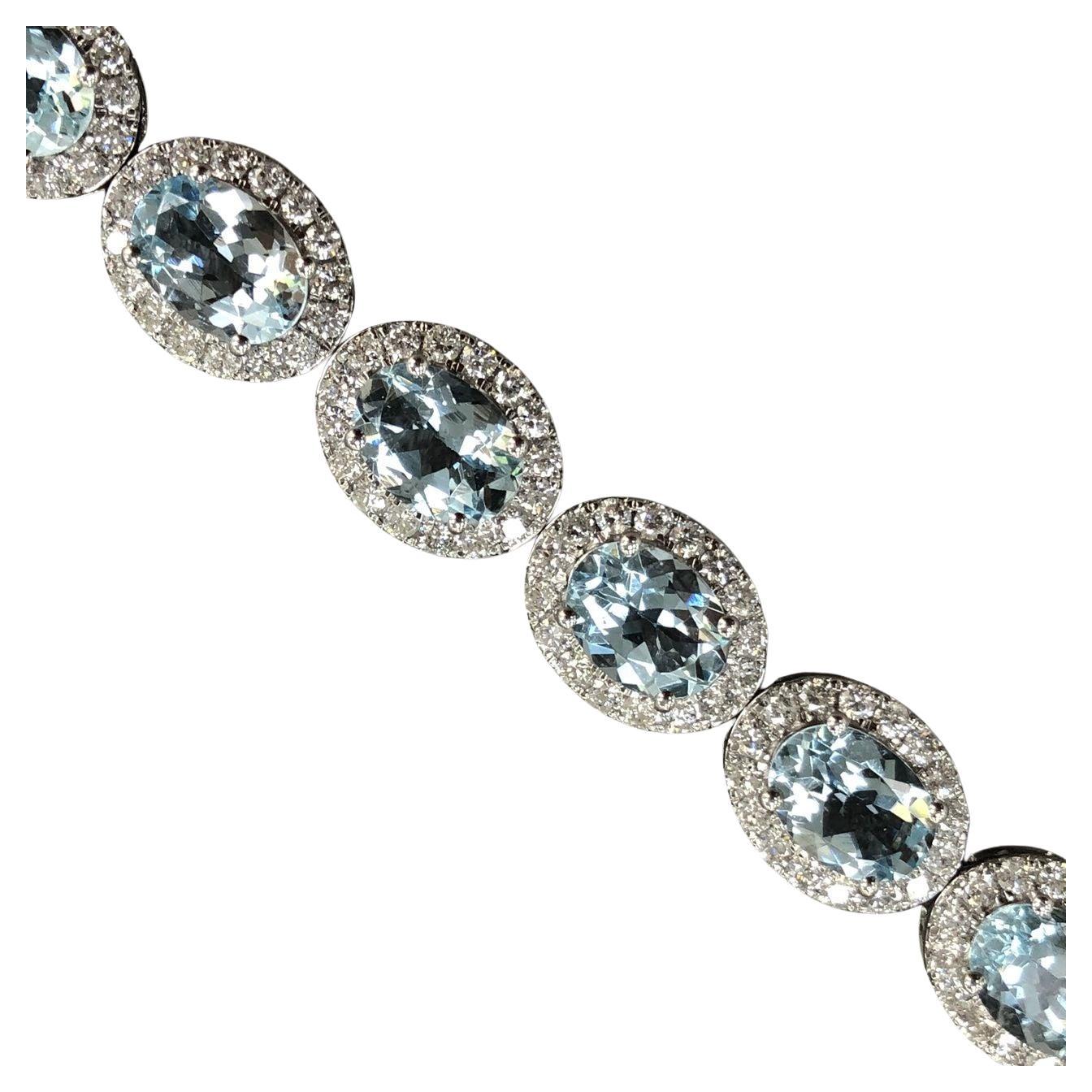 Moderne Bracelet 18 carats avec aigue-marine ovale de 15,50 carats et halo de diamants en vente