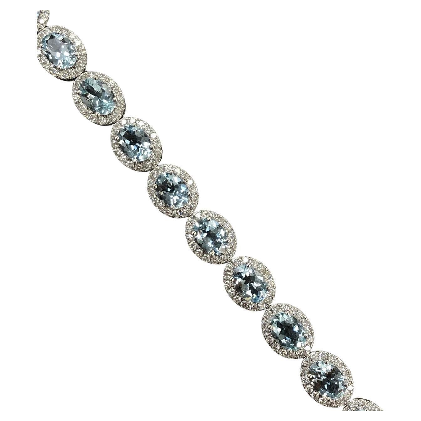 Taille ovale Bracelet 18 carats avec aigue-marine ovale de 15,50 carats et halo de diamants en vente