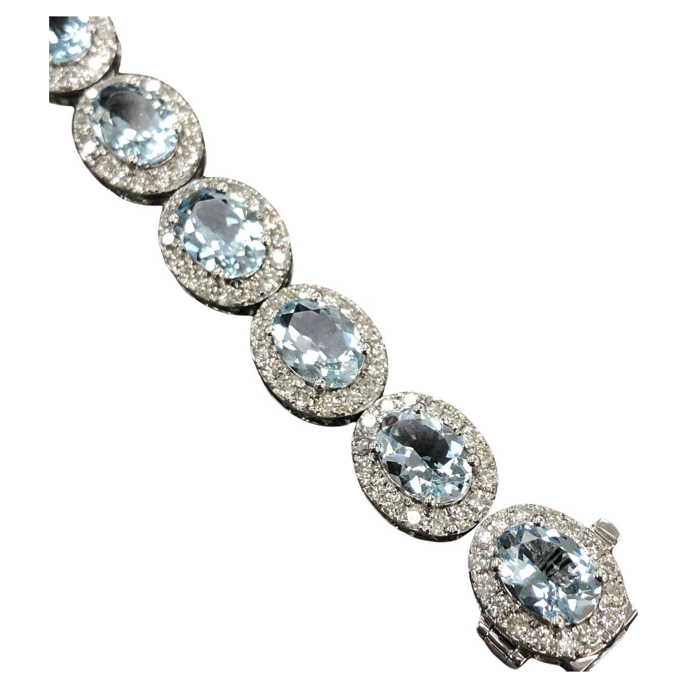 Bracelet 18 carats avec aigue-marine ovale de 15,50 carats et halo de diamants Neuf - En vente à Rome, IT
