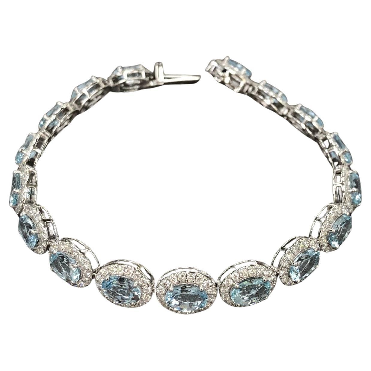 Bracelet 18 carats avec aigue-marine ovale de 15,50 carats et halo de diamants en vente