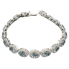 Bracelet 18 carats avec aigue-marine ovale de 15,50 carats et halo de diamants