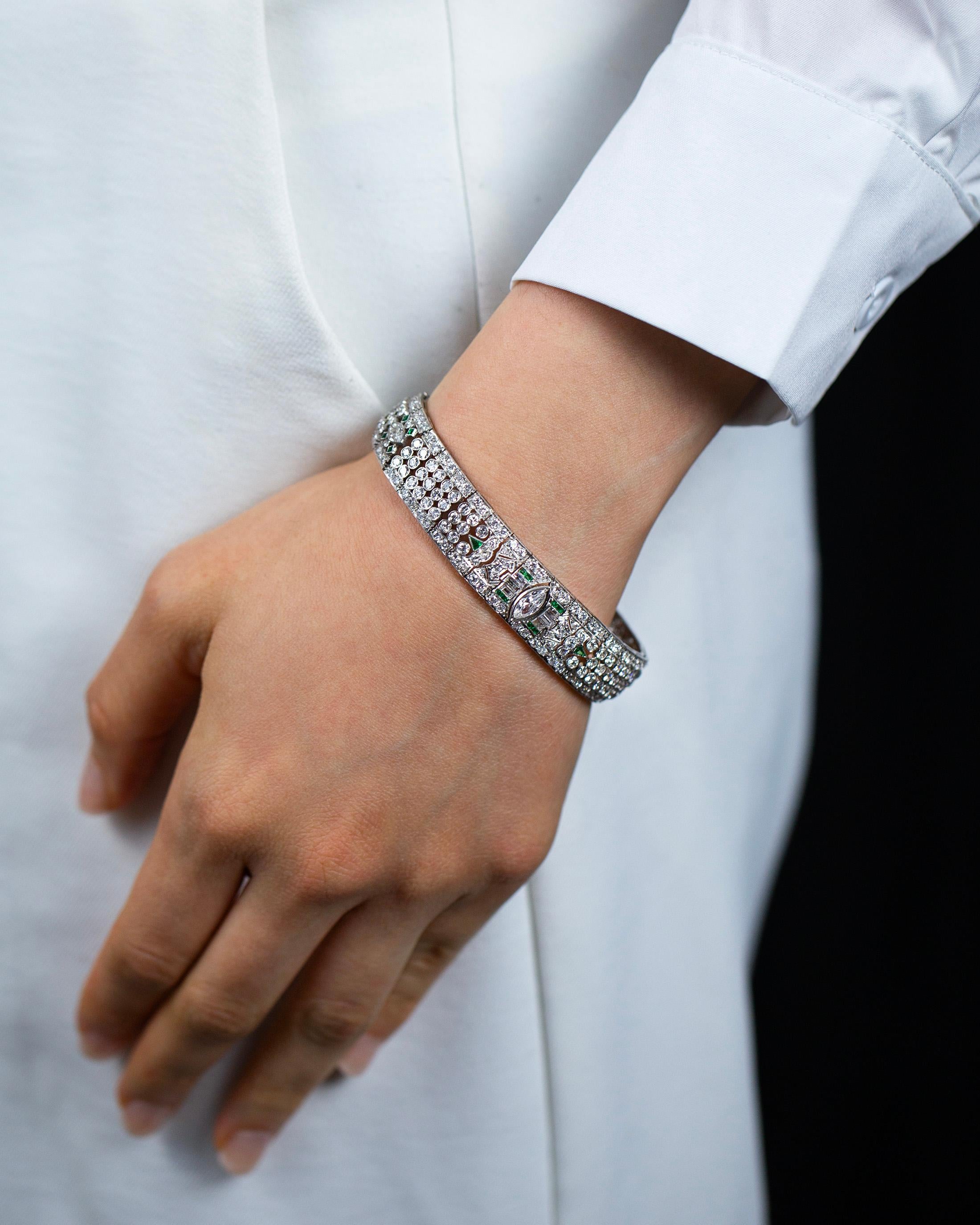 Taille mixte Bracelet à la mode d'antiquités en diamants et émeraudes de taille mixte de 15,50 carats au total en vente
