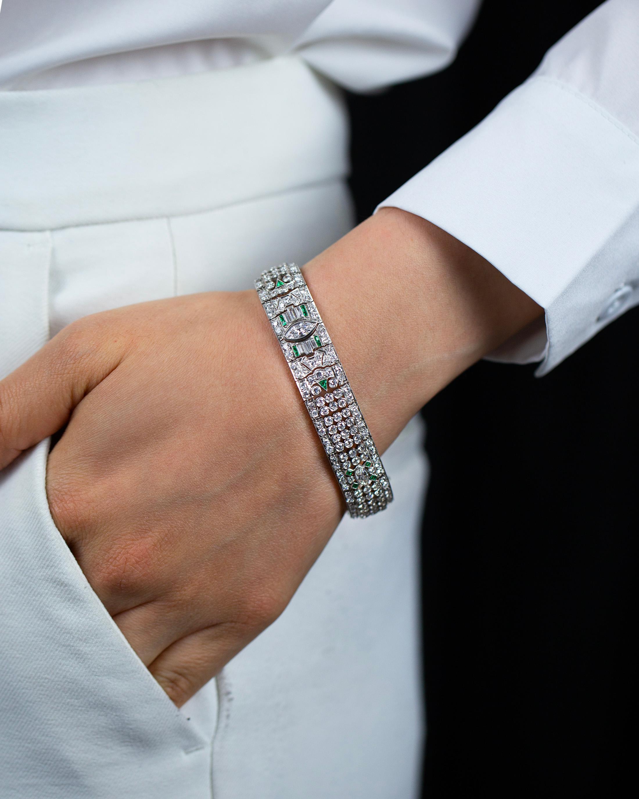 Bracelet à la mode d'antiquités en diamants et émeraudes de taille mixte de 15,50 carats au total Excellent état - En vente à New York, NY