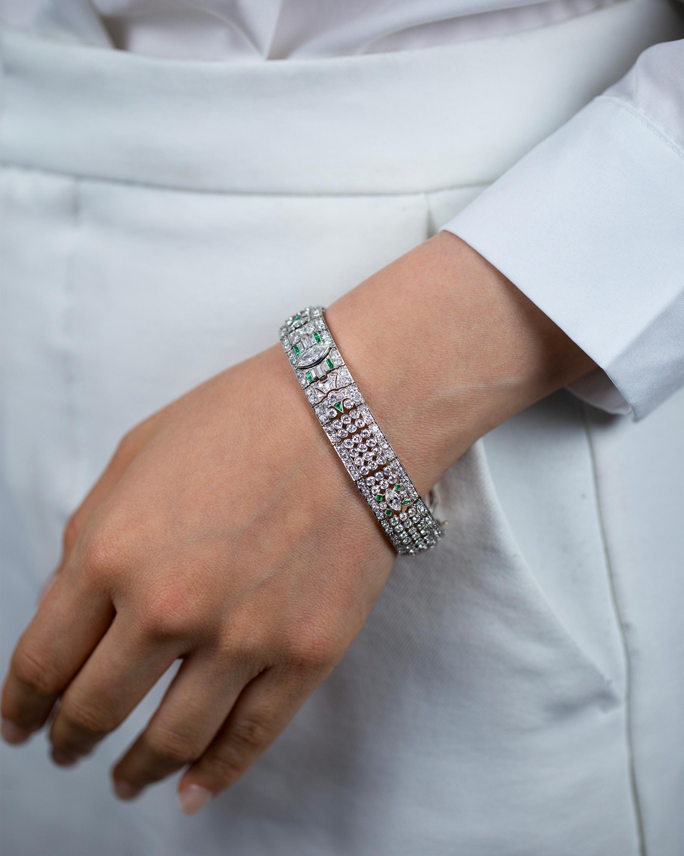 Bracelet à la mode d'antiquités en diamants et émeraudes de taille mixte de 15,50 carats au total Pour femmes en vente