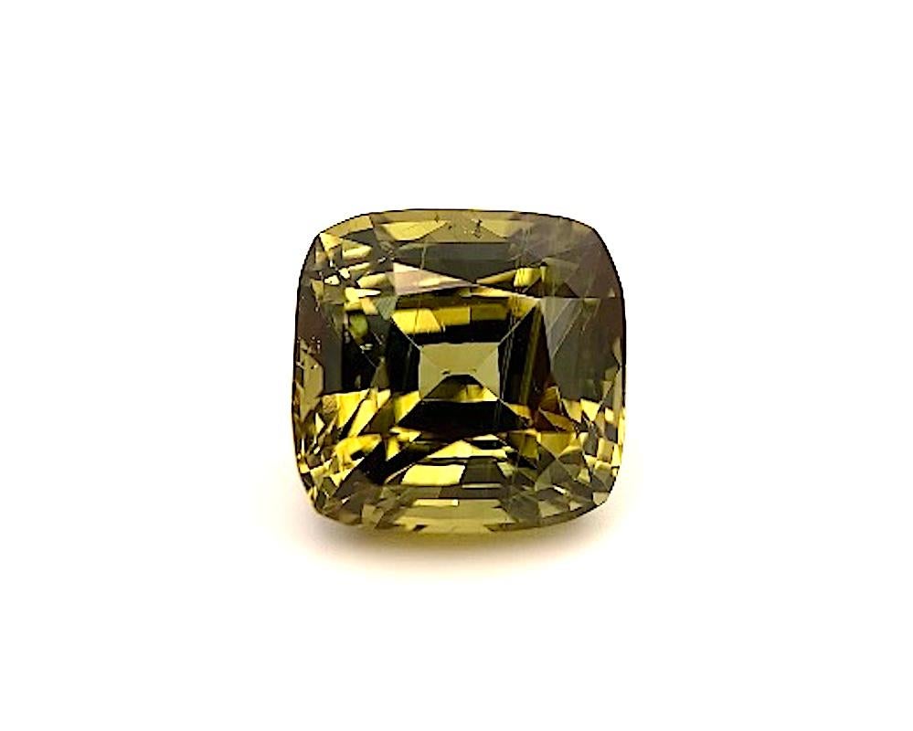 Le chrysobéryl facetté est peut-être moins connu que ses célèbres cousins, l'œil de chat et l'alexandrite,  mais ce joyau cristallin doré est une beauté à part entière, capable d'attirer l'attention et de susciter l'admiration à elle seule. Notre