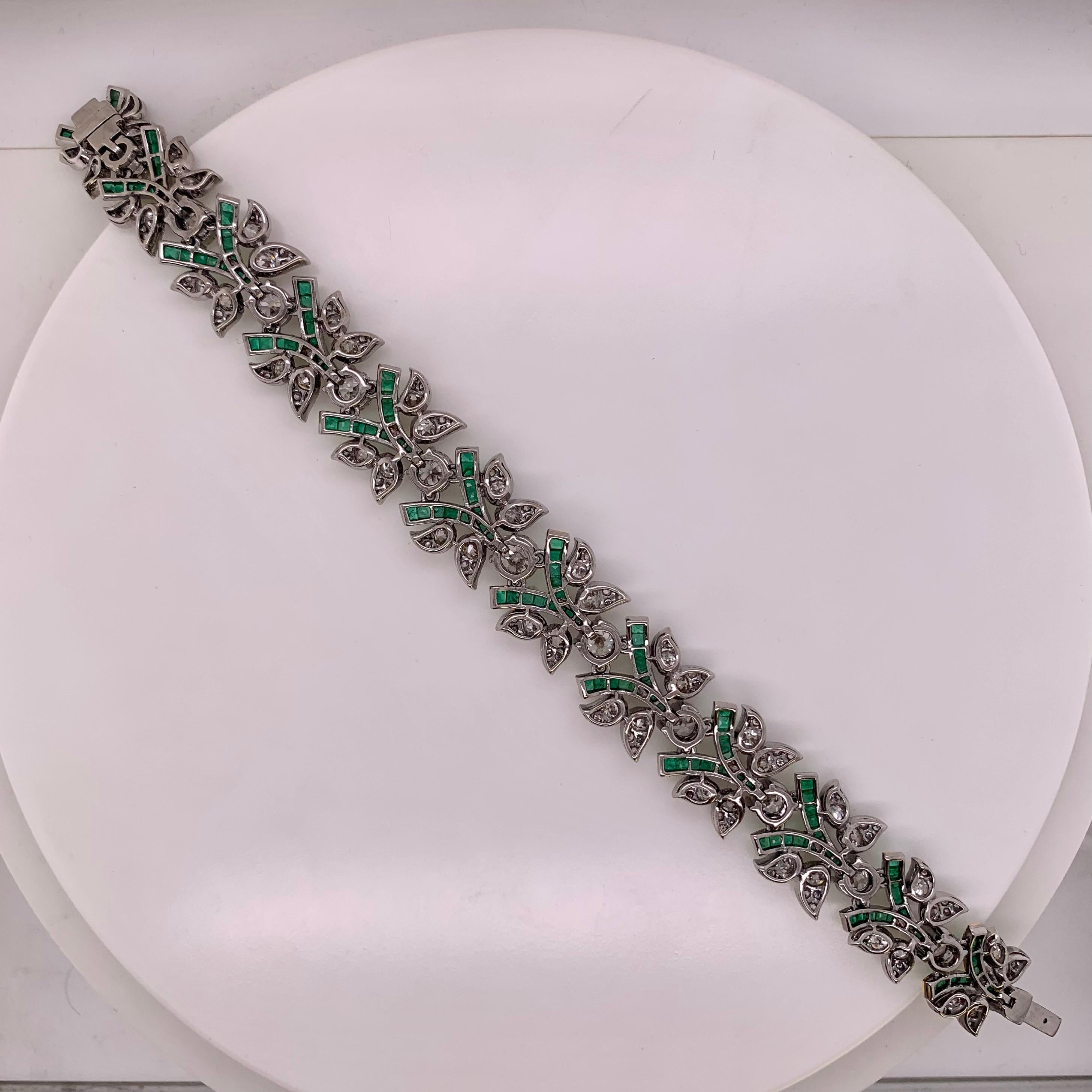 15.52 Carat Old Cute Diamond Bracelet with Emeralds in 18 Karat White Gold In New Condition In Bangkok, TH