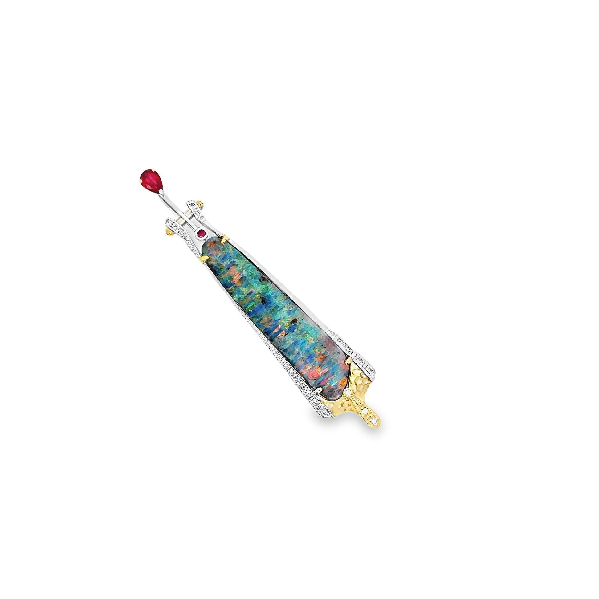 Diese fabelhafte Brosche ist mit einem atemberaubenden 15,54 Karat Boulder Opal aus Australien geschmückt. Das einzigartige Farbenspiel der Opal fängt das Licht ein und verleiht jedem Ensemble einen bezaubernden Glanz. Rote, blaue, grüne,