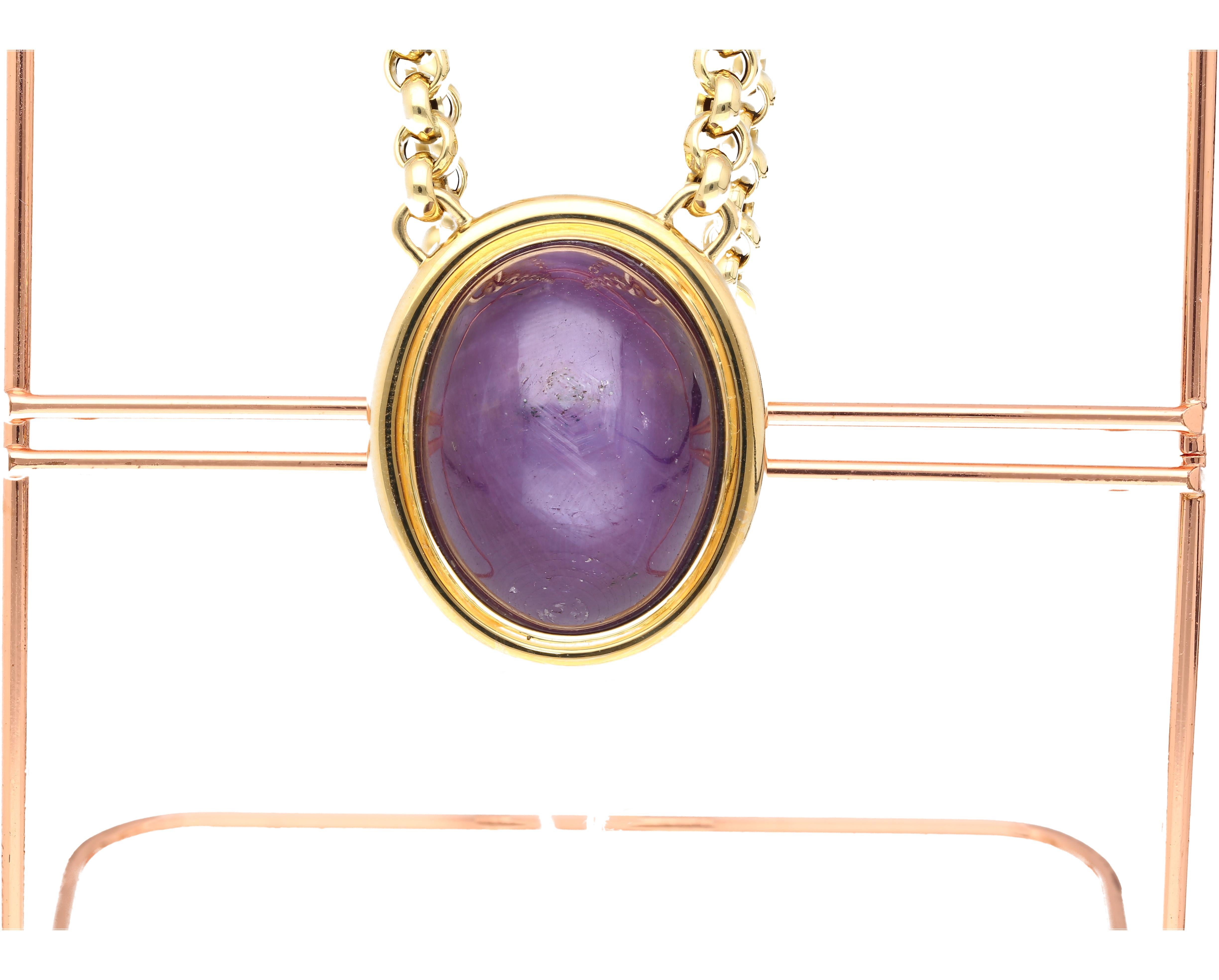 GIA Certified 155.48 Carat Cabochon Cut No-Heat Purple Star Sapphire in 18K Gold Bezel Set Statement Pendentif. Fixé sur un collier en chaîne à maillons ovales.

Détails :
Type d'article : Collier à pendentifs
Métal : Or jaune 18K
Réglage :