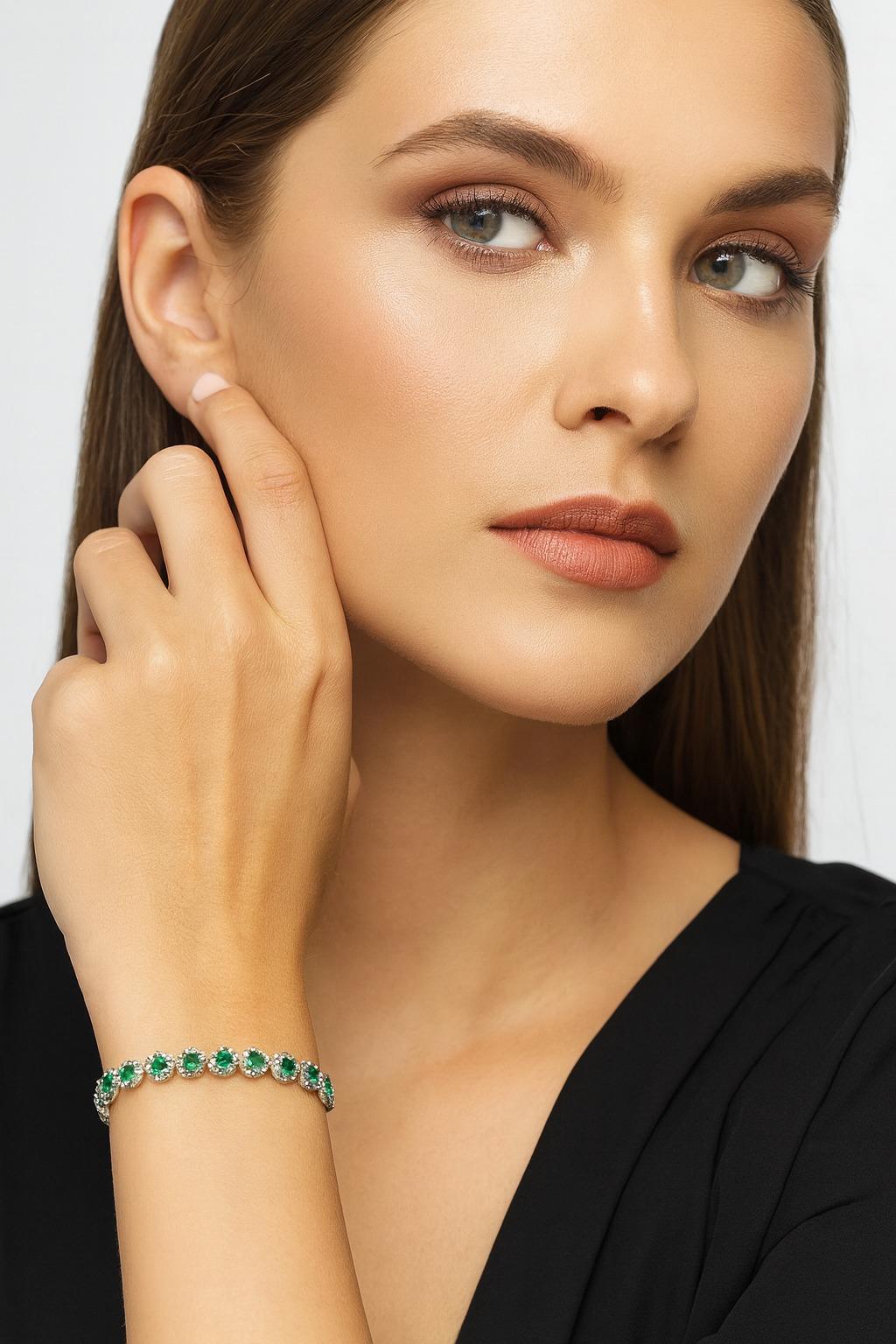 Smaragd und Diamant Platin Gliederarmband

Ein wahrhaft exquisites Armband mit perfekt aufeinander abgestimmten, leuchtend grünen, natürlichen Smaragden, die von Brillanten umrahmt sind, gefertigt in Platin.

Das Armband misst 7 Zoll in der Länge, 5