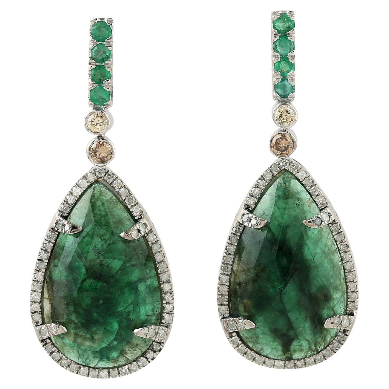 15,56 Karat Smaragd-Diamant-Ohrringe aus 18 Karat Gold im Angebot