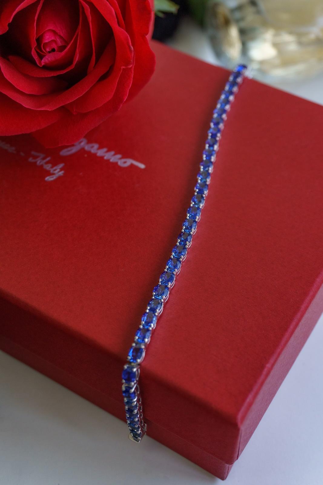 15.58 Carat Cornflower Blue Tennis Bracelet in 18 White Gold  In New Condition For Sale In Bangkok, TH