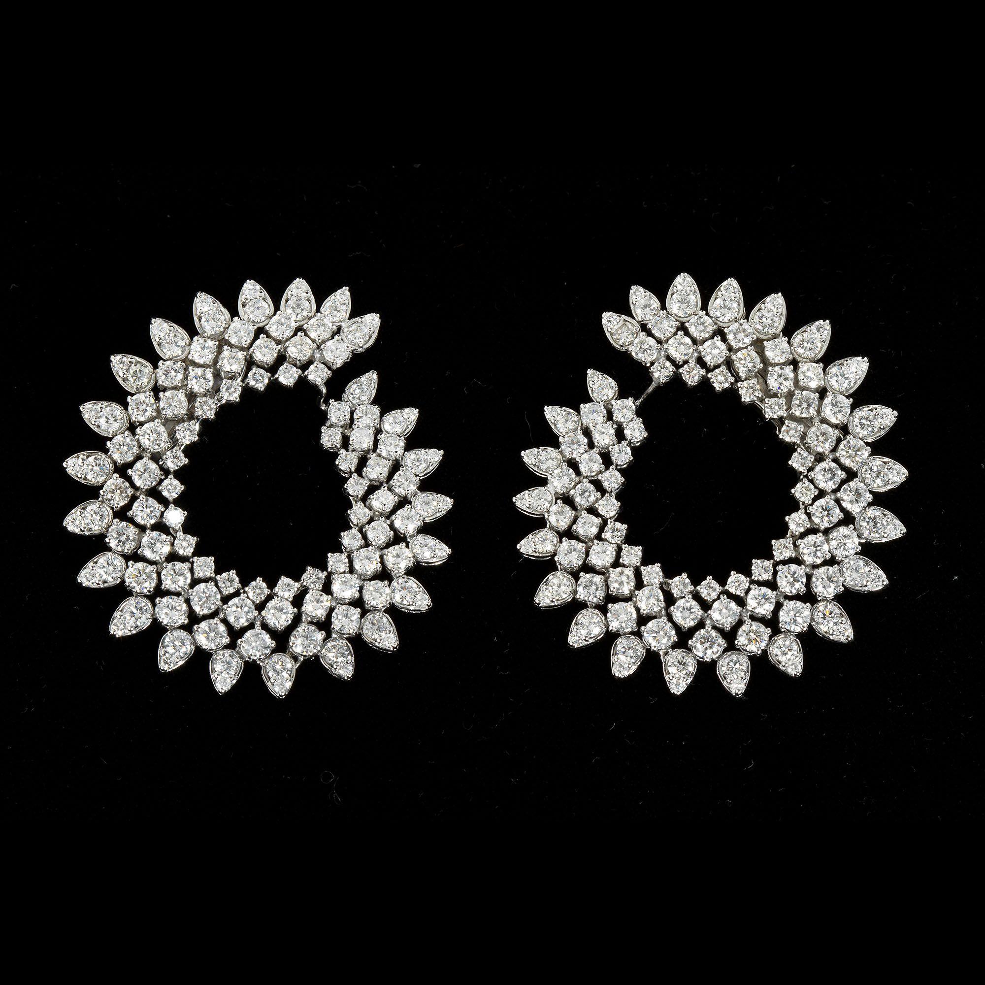 Splendidi orecchini con diamanti che catturano l'attenzione, con un peso di quasi 16 carati di diamanti rotondi a taglio brillante. Incastonato in oro bianco 18 carati, misura 2 pollici di diametro,
Questi attraenti orecchini con diamanti brillanti