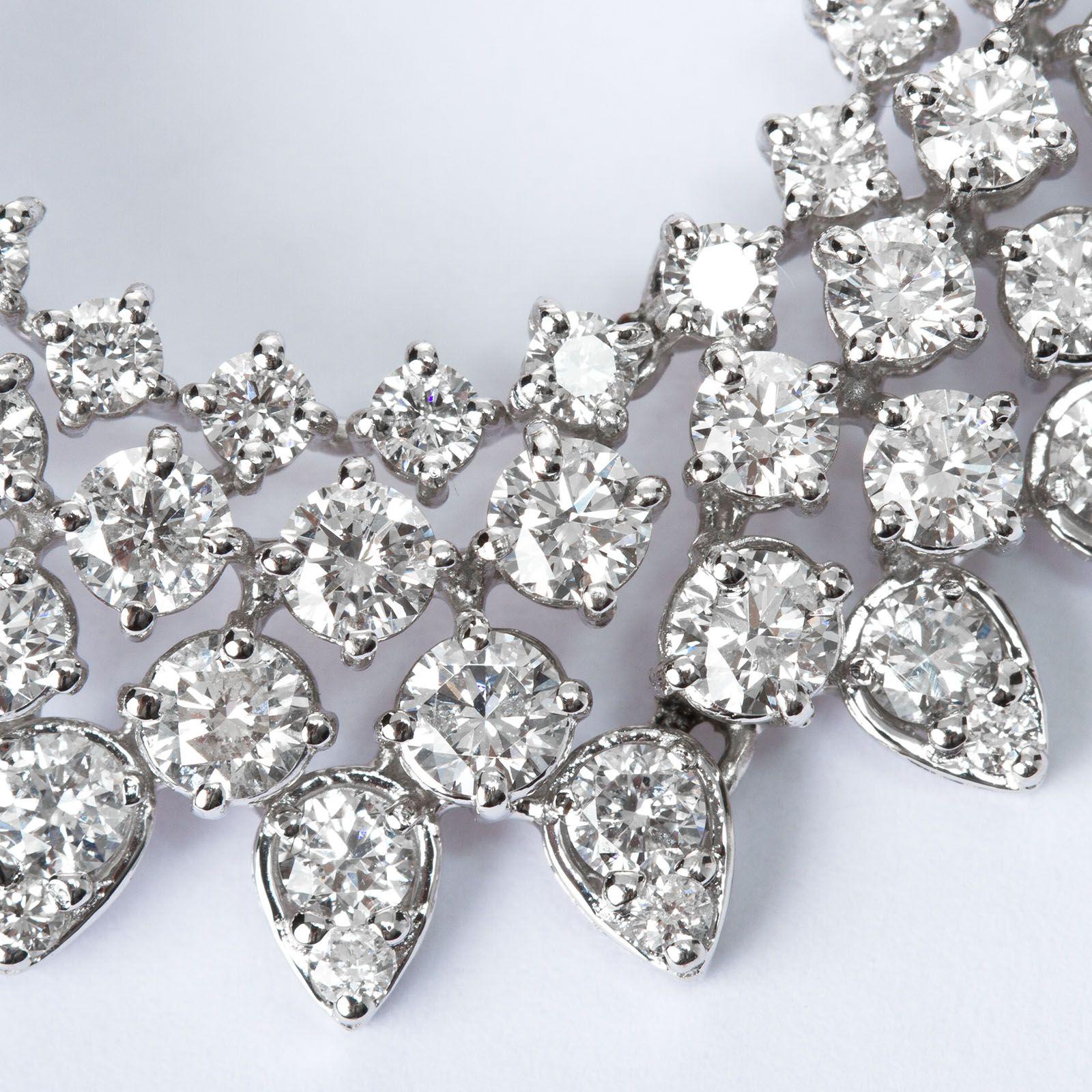 Taille ronde Boucles d'oreilles en or 18 carats avec diamants de 15,59 carats en vente