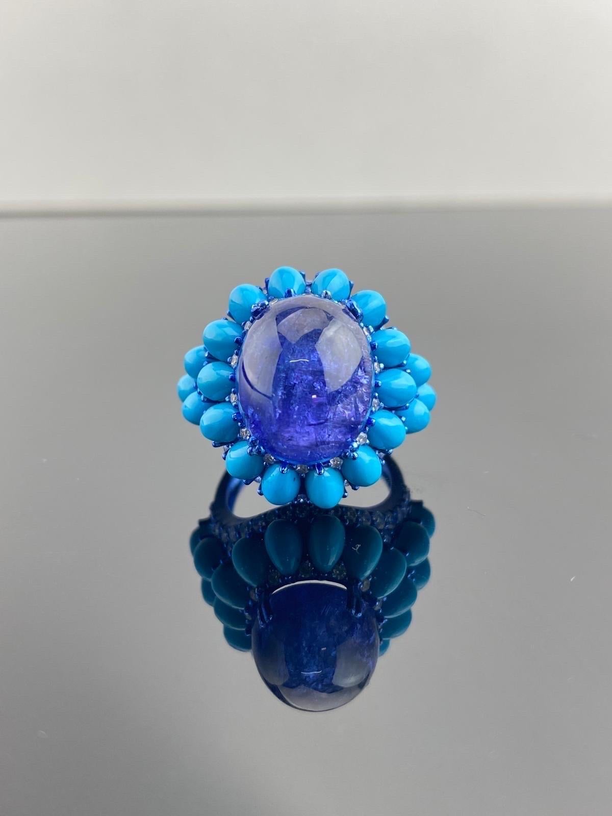 Ein auffälliger Cocktailring mit 15,59 Karat Tansanit-Cabochon, verziert mit 3,71 Karat birnenförmigen Türkis-Cabochons und 1,17 Karat weißen Diamanten, alle gefasst in blauem, rhodiniertem 18-karätigem Weißgold. Der Mittelstein Tansanit hat eine