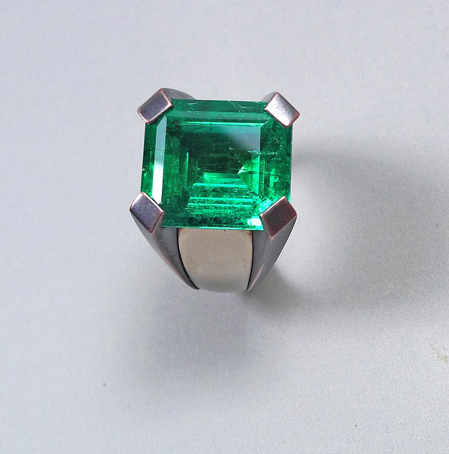 Contemporary 15.59 Carat Natural Colombian Emerald Solitaire White Gold Cocktail Ring For Sale