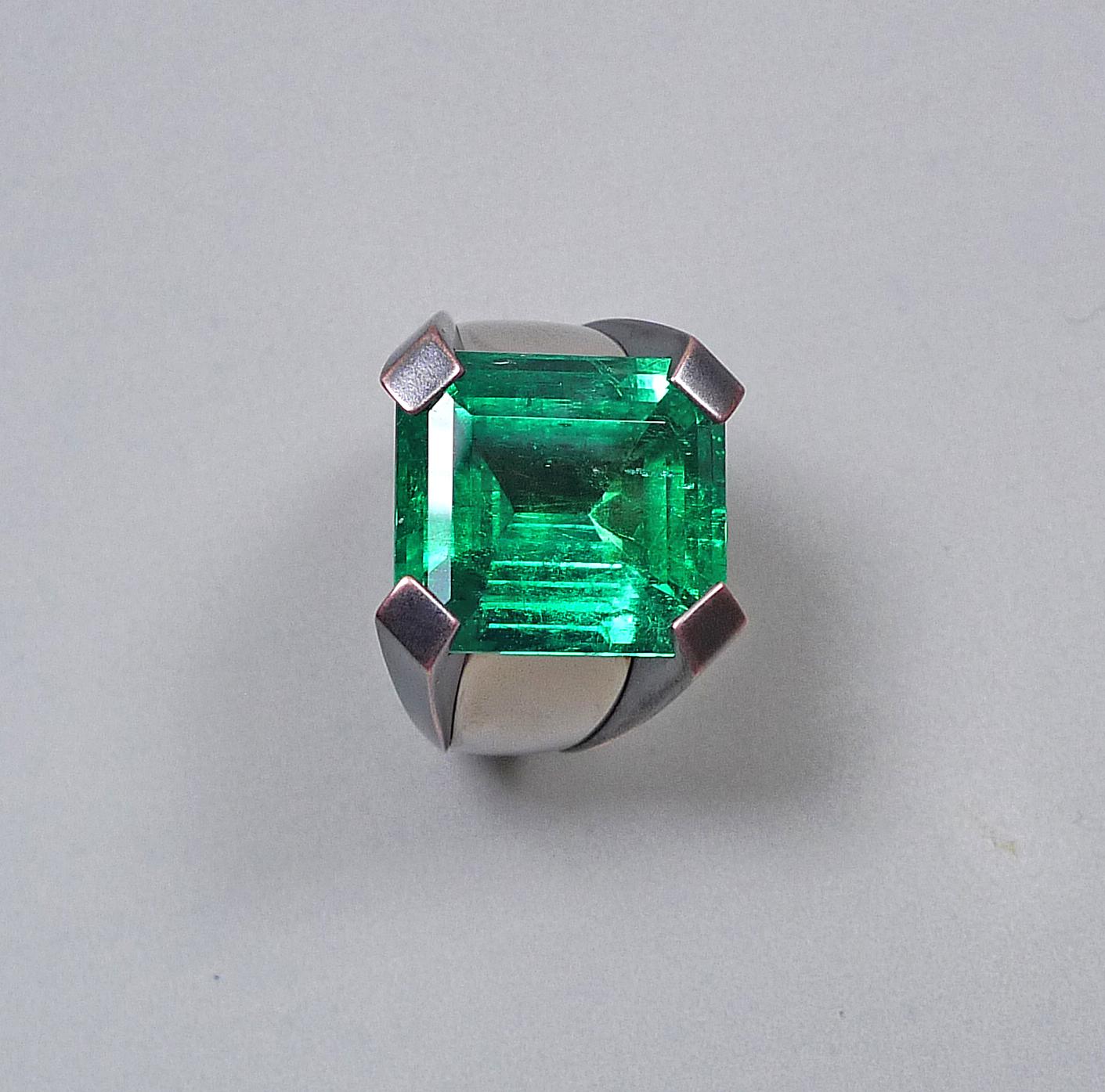 15.59 Carat Natural Colombian Emerald Solitaire White Gold Cocktail Ring In New Condition For Sale In Munich, DE