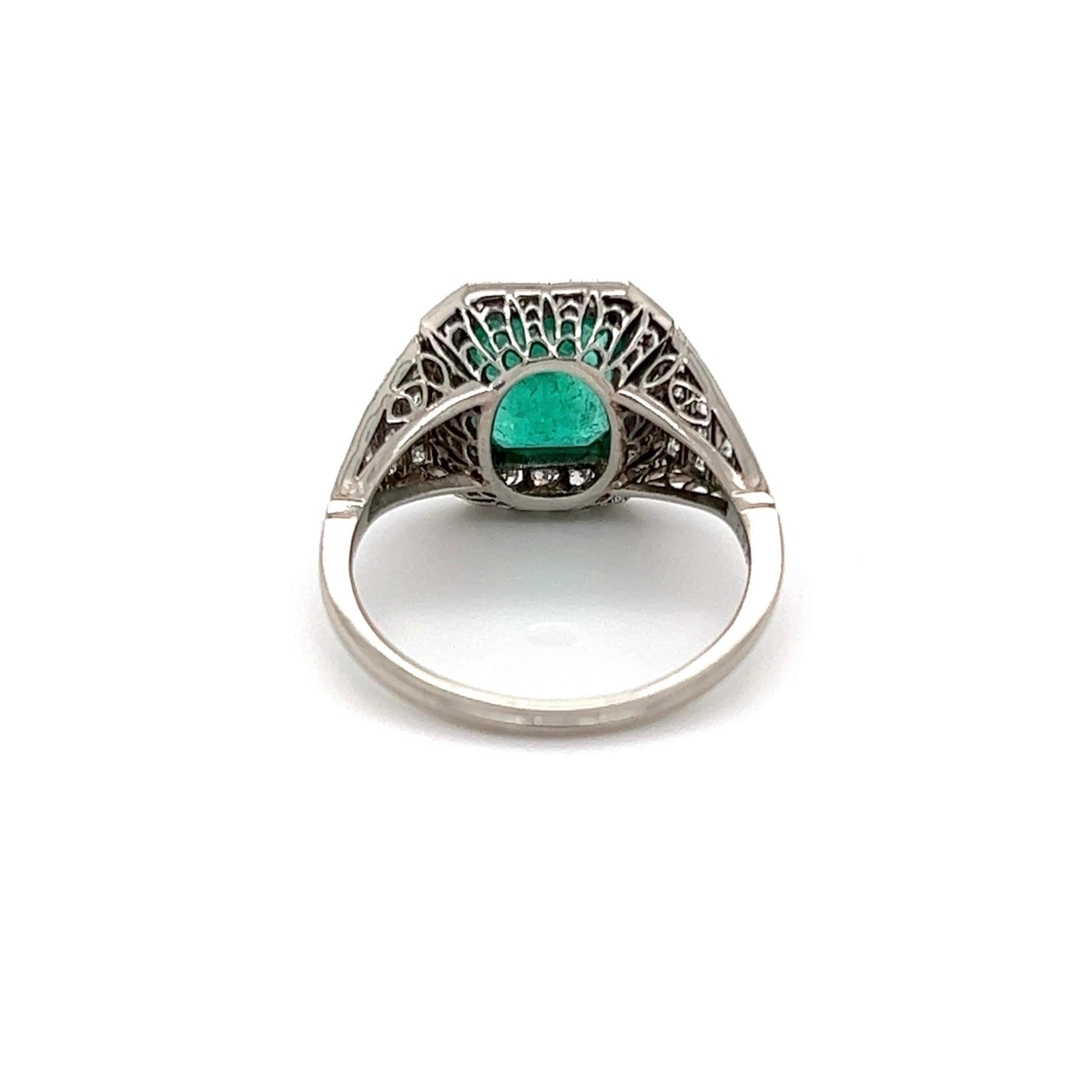 1.55 Carat Emerald and Diamond Platinum Cocktail Ring Fine Estate Jewelry In Excellent Condition For Sale In Montreal, QC