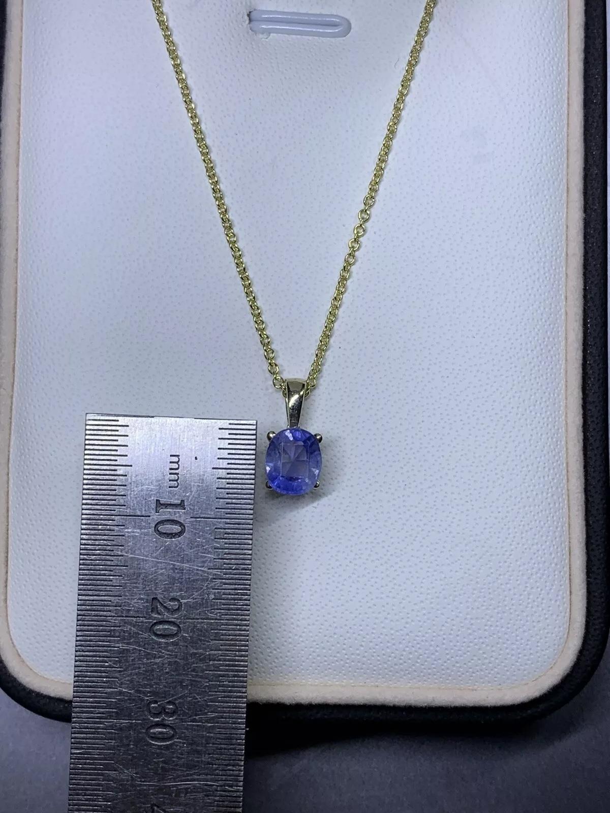1.55ct Blue sapphire solitaire pendant necklace in 18k yellow gold. In New Condition For Sale In London, GB