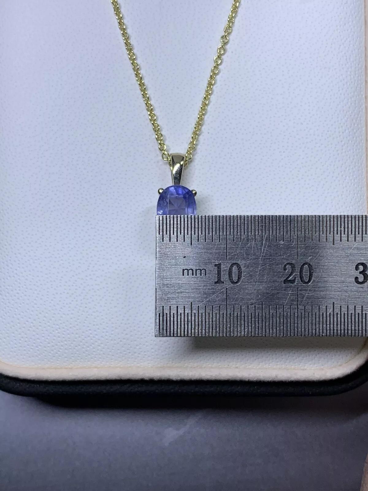 Women's or Men's 1.55ct Blue sapphire solitaire pendant necklace in 18k yellow gold. For Sale