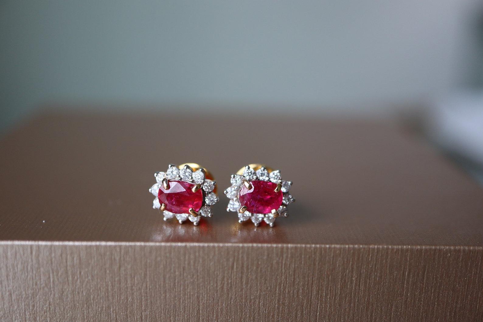 Orecchino a stella con rubino non riscaldato di Burma in oro giallo 18 carati

Caratteristiche :

Gemma principale - Rubino

Peso totale dei carati (2 pezzi) - 1,55Ct

Misura del rubino - 5,6x4,2 mm

Taglio - Taglio ovale misto

Chiarezza -
