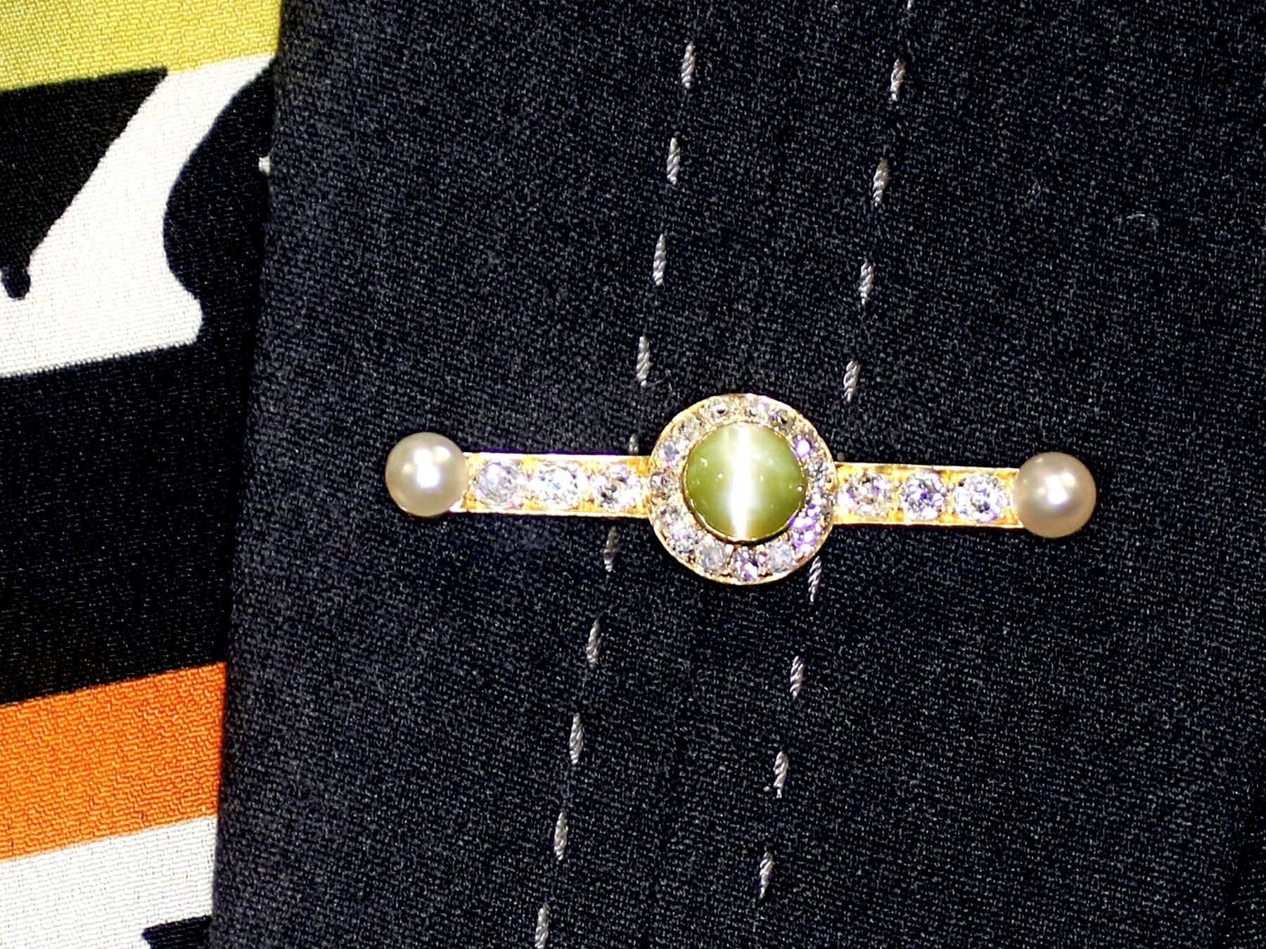 1.55Ct Cabochon Cut Chrysoberyl and 1.10Ct Diamond Pearl and Gold Bar Brooch For Sale 3