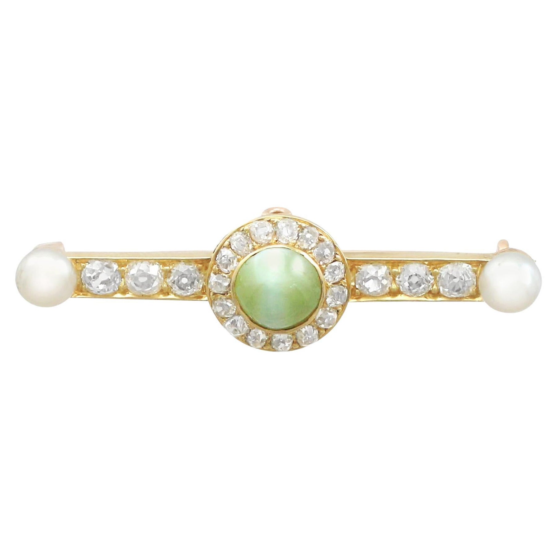 Broche de oro con perlas y barra de crisoberilo talla cabujón de 1,55 ct y diamantes de 1,10 ct