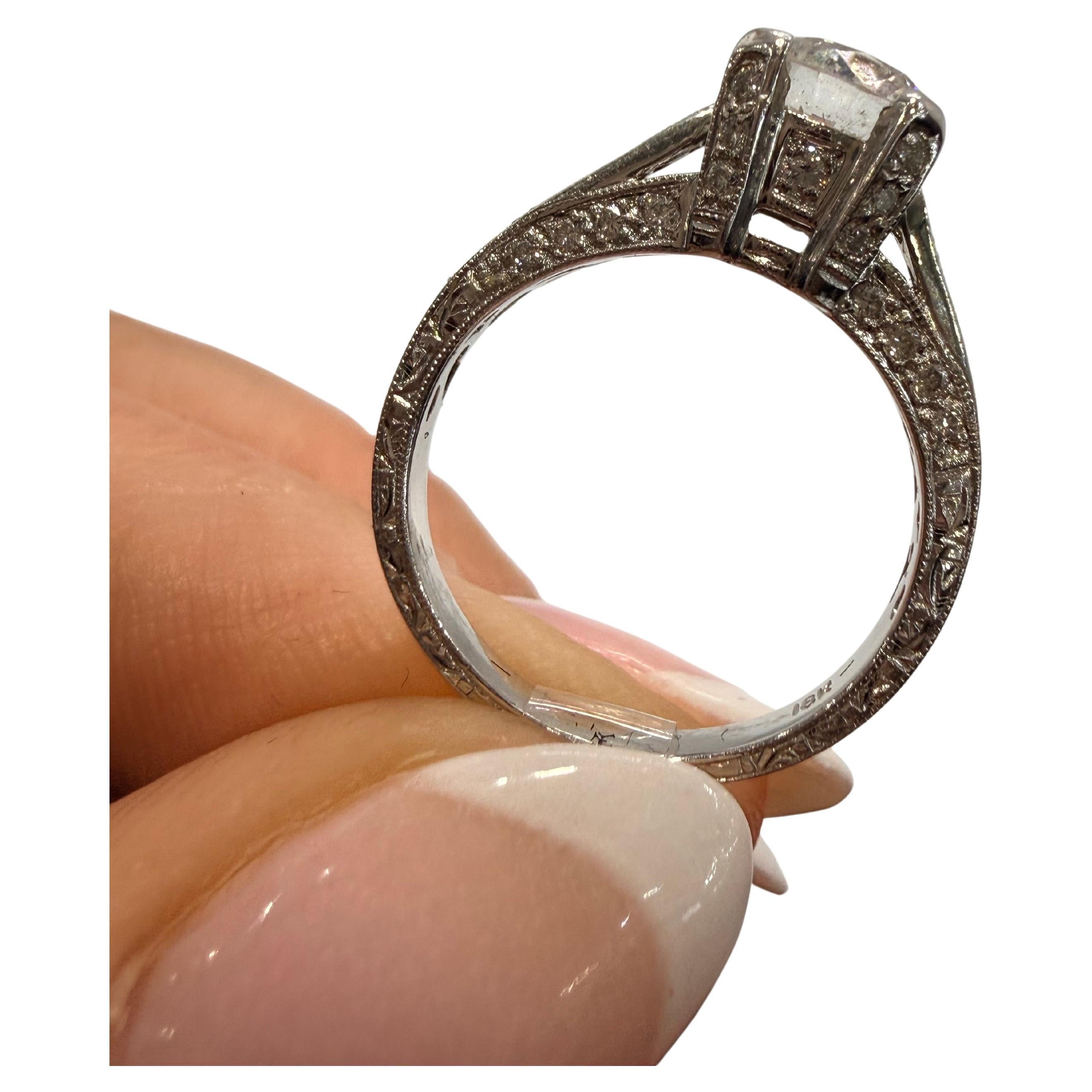 1,05 carats de diamant central et 0,50 carats de diamants plus petits dans cette bague de fiançailles classique en or 18Kt. Tous les diamants sont de pureté VS-SI et de couleur F-G. La taille est 7 et peut être redimensionnée.

**Tous les articles