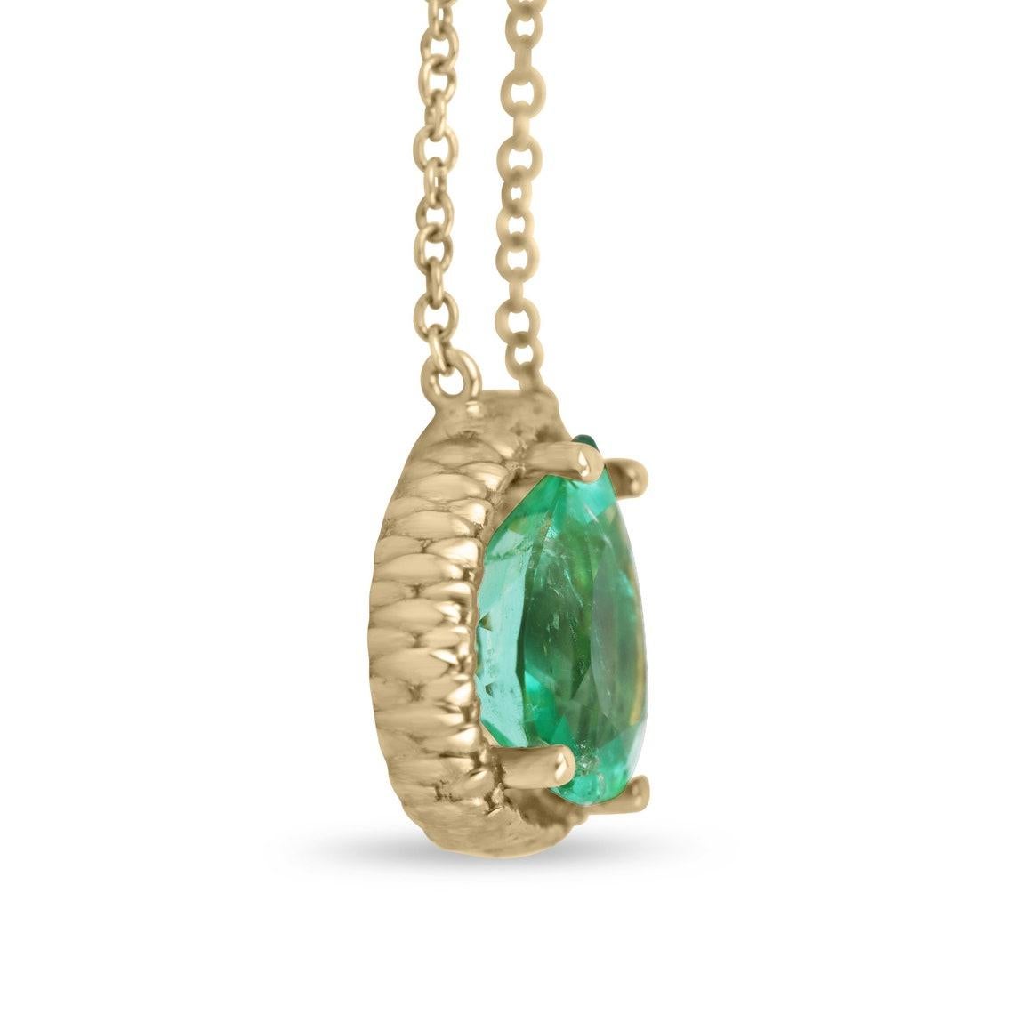 In mostra c'è un'elegante collana di smeraldi colombiani solitari a forma di serpente, incastonati in luminoso oro giallo 14 carati. Uno dei simboli più antichi della mitologia, il serpente rappresenta la bontà, la saggezza, la passione e l'amore