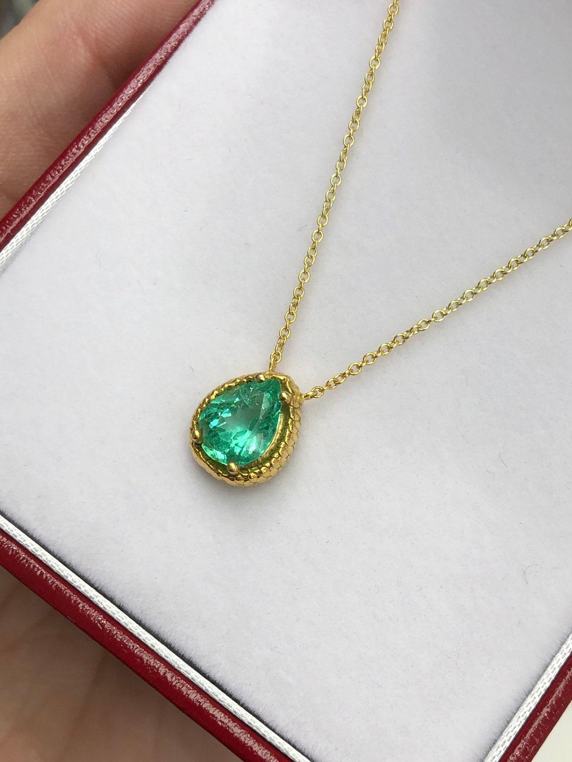 Taglio a goccia Ciondolo a forma di serpente con solitario di smeraldo colombiano verde elettrico da 1,55 carati in oro 14 carati in vendita